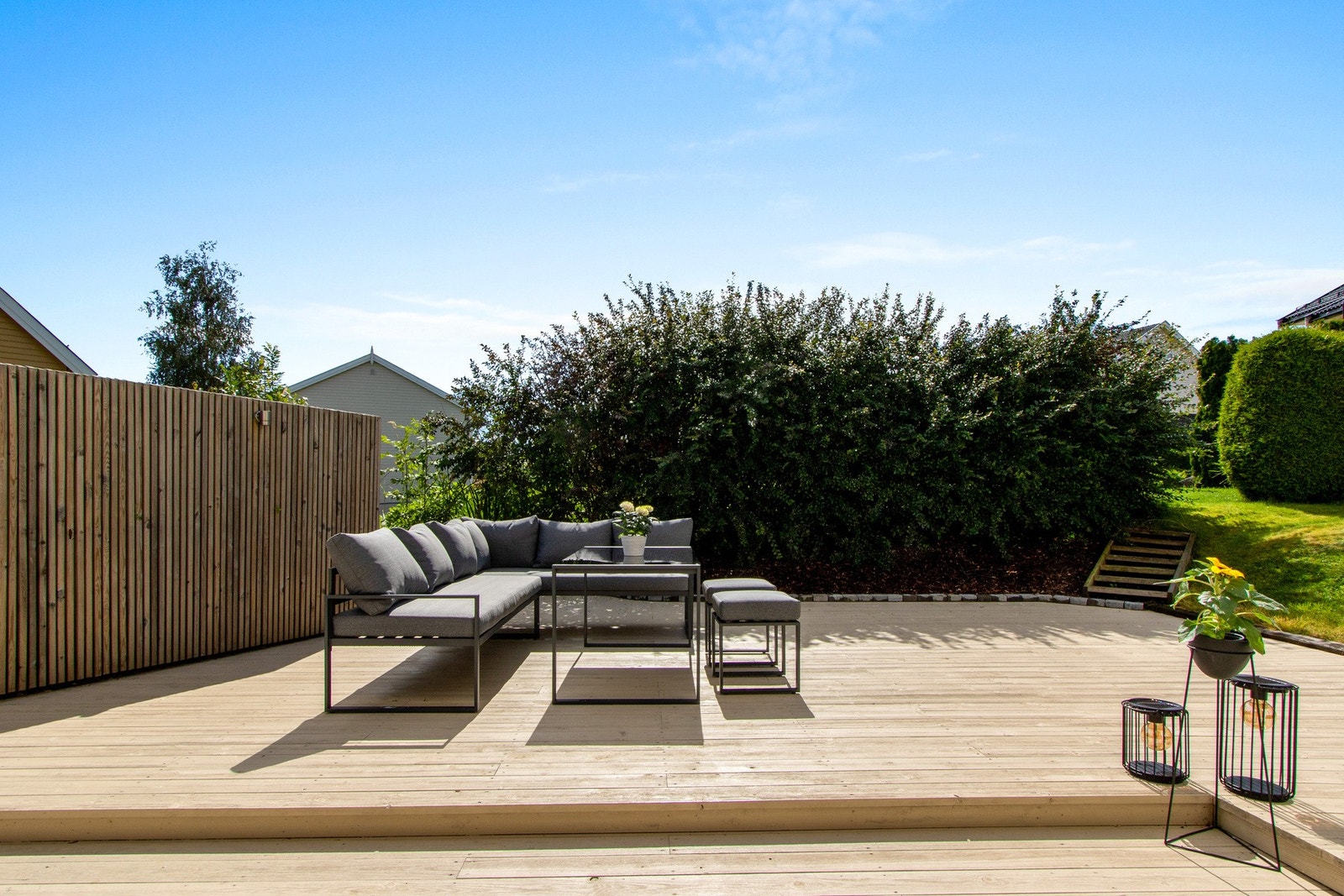 Her har du god plass til utemøbler, grill og sosiale sammenkomster - en flott forlengelse av stuen i sommerhalvåret. Galleribilde