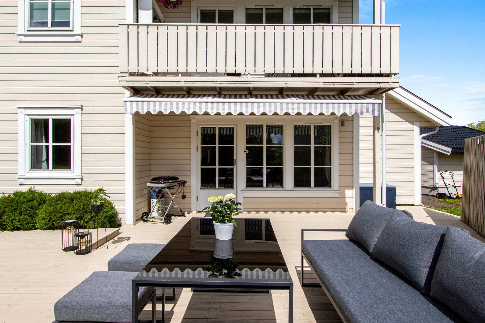 Fra stuen er det utgang til en romslig terrasse på ca. 57 m². Galleribilde