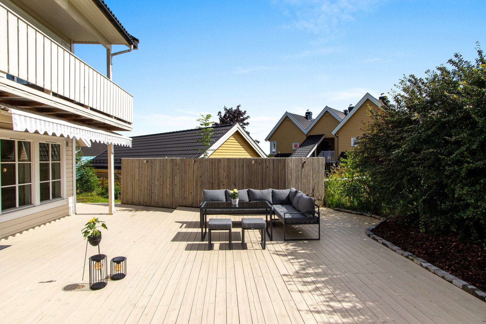 Her har du sol hele dagen fra ca 10-19 (20) på sommerstid. Galleribilde