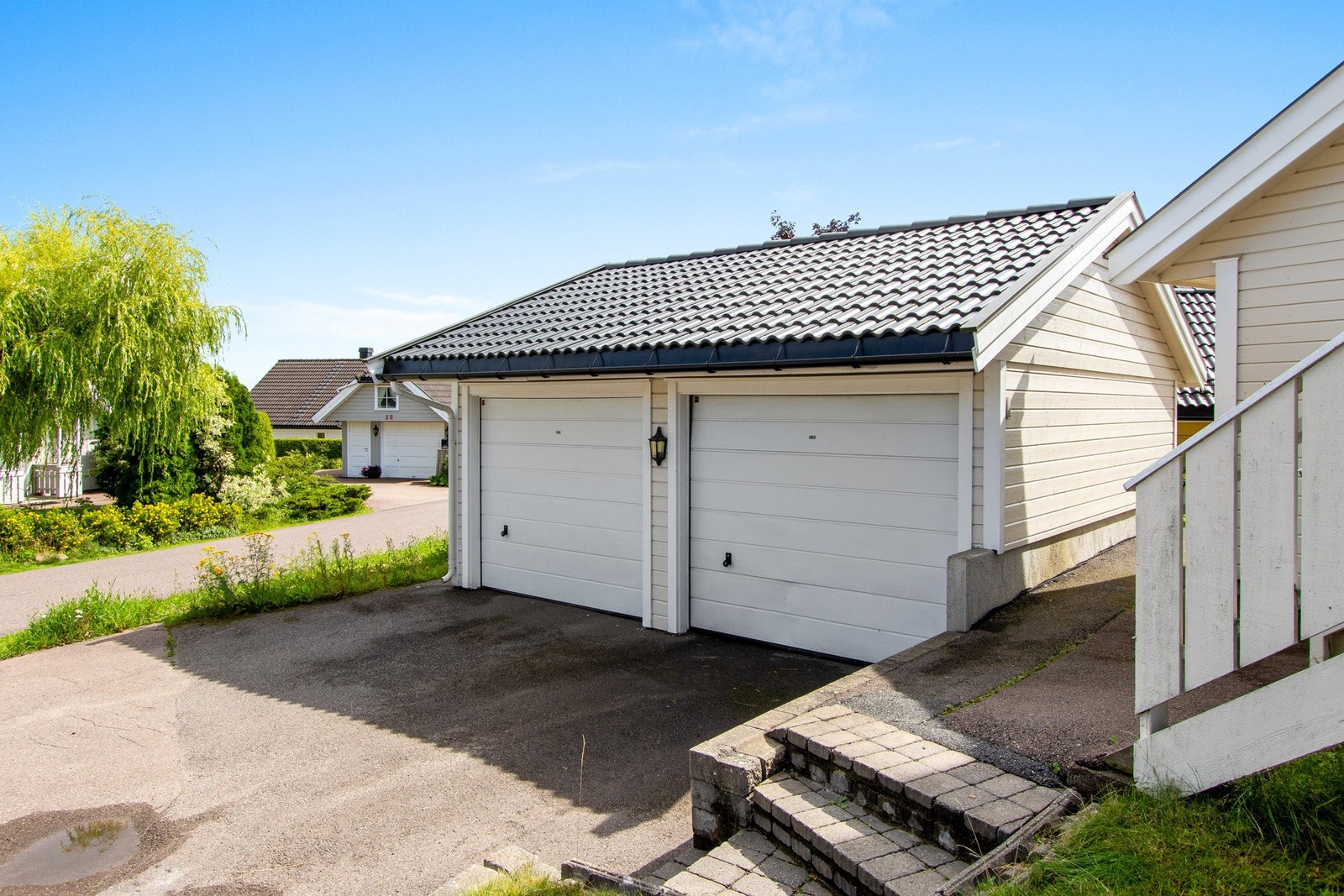 Leiligheten har parkering i garasje og biloppstillingsplass foran. Øvrig parkering etter områdets gjeldende bestemmelser. Galleribilde