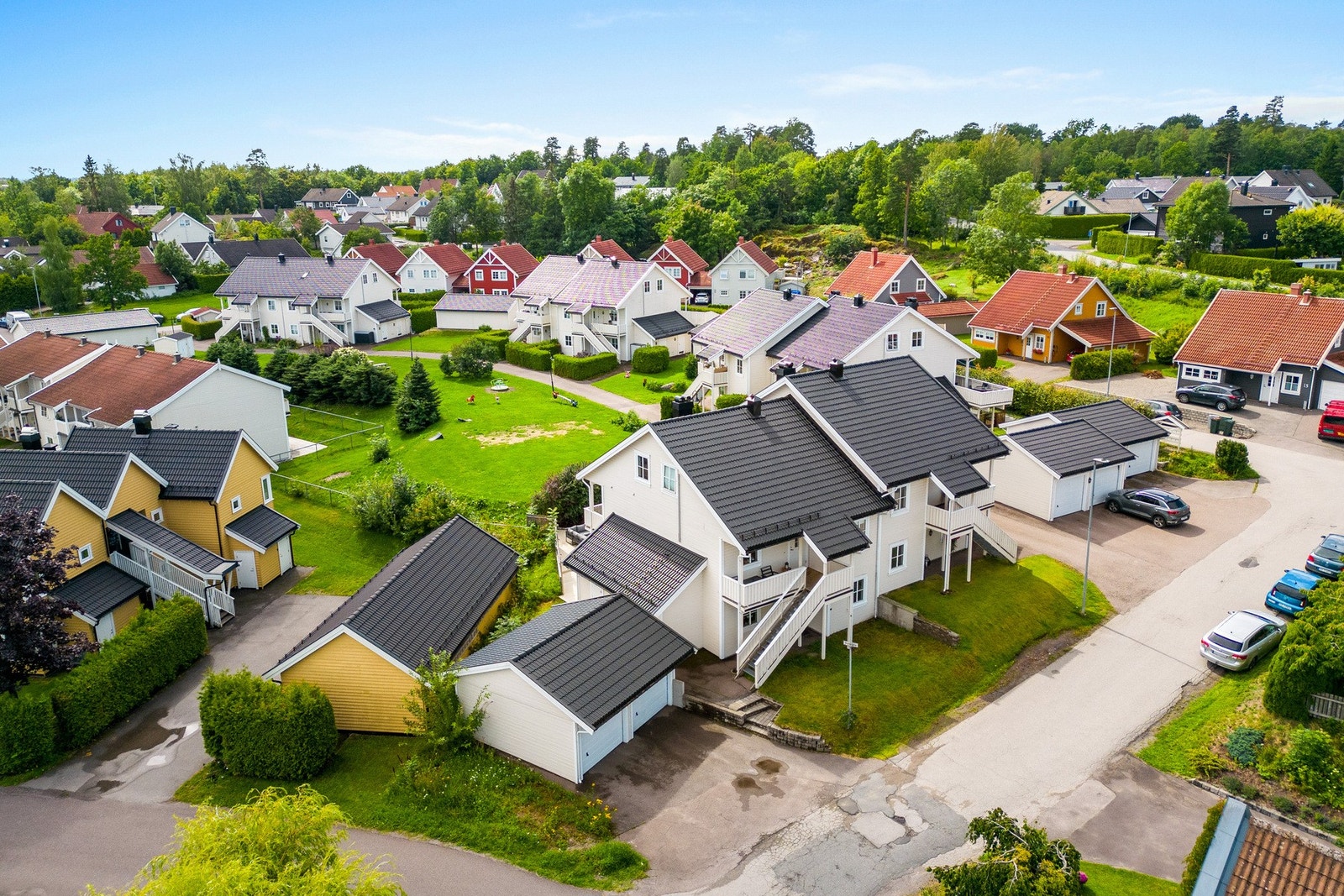 Eiendommen ligger i et attraktivt og rolig boligområde på Robergrønningen, ca. 7,5 km fra Tønsberg sentrum. Det er kort avstand til barnehager, skoler for alle trinn og gode servicetilbud. Galleribilde