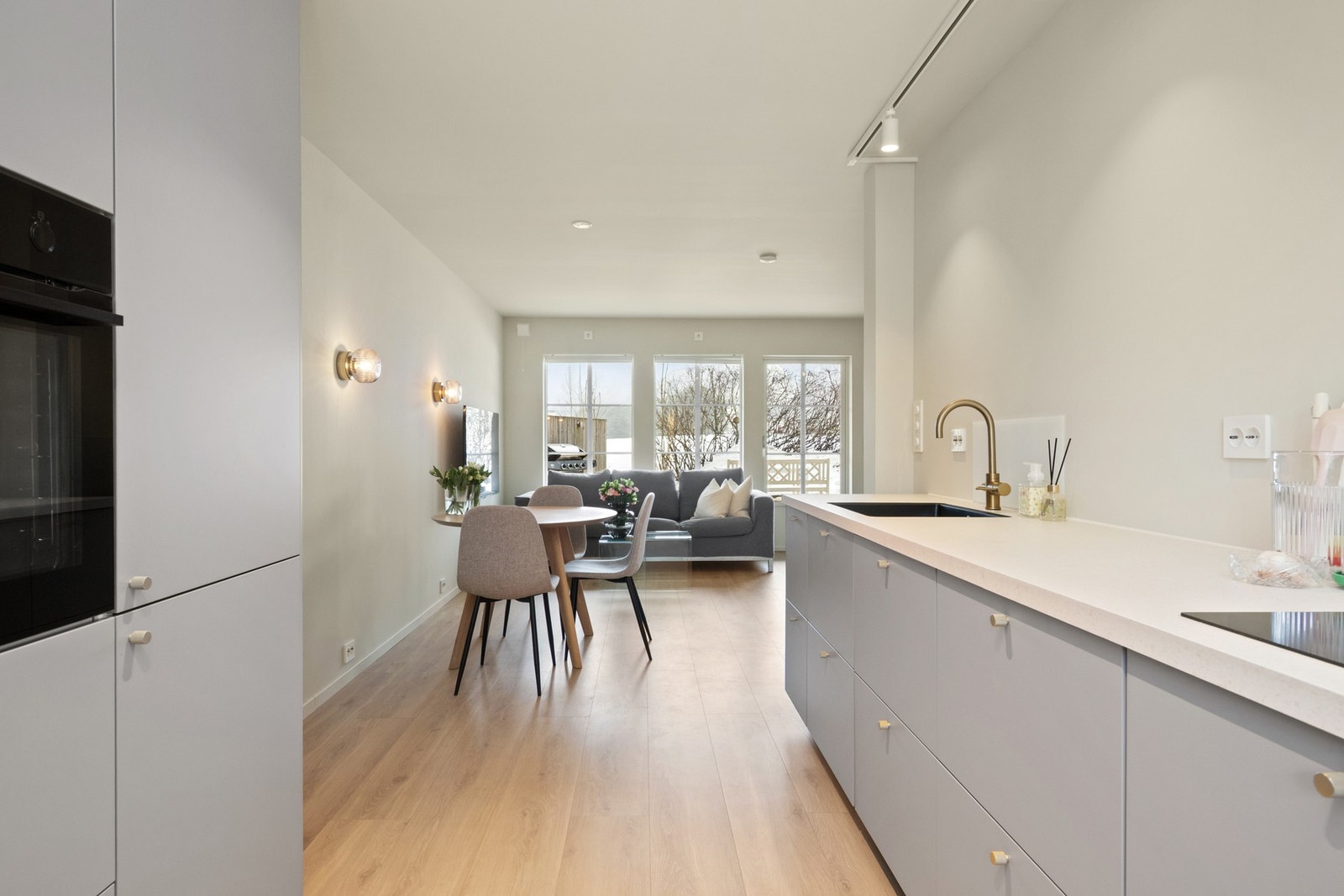 Store deler av leiligheten er nylig renovert med blant annet helt nytt kjøkken, nytt elektrisk anlegg, nygipsede og nymalte overflater m.m. Galleribilde