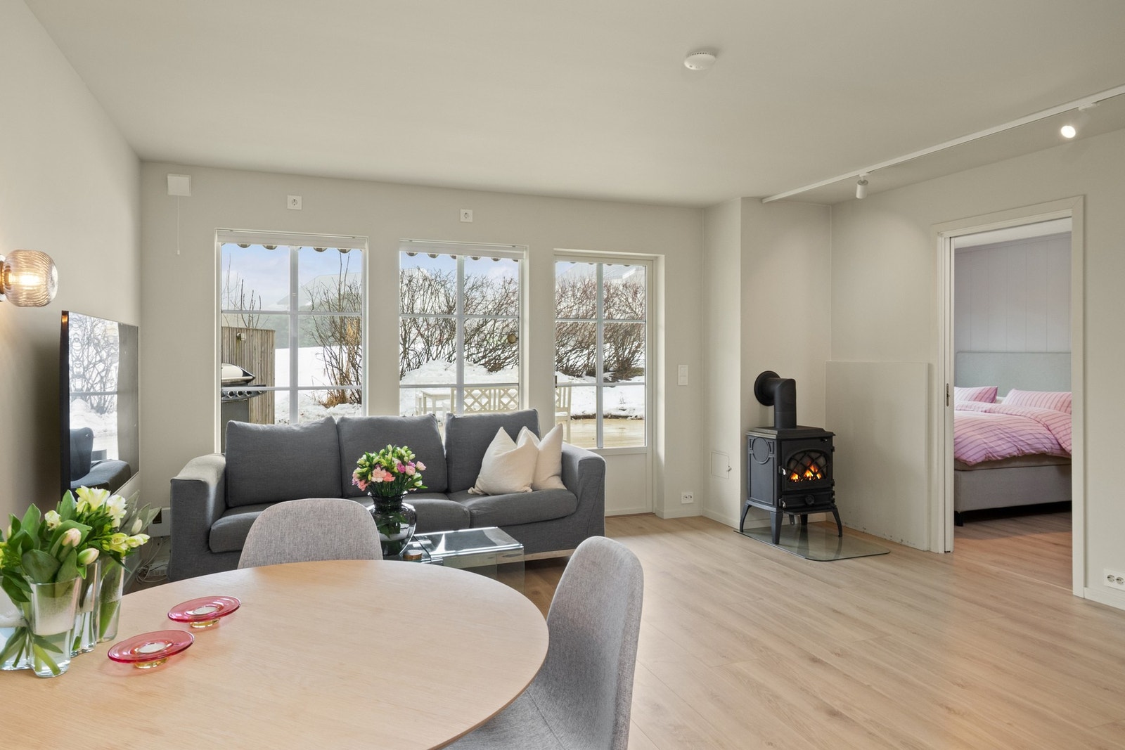 Stuen er stor og fin med en sosial dynamikk med god plass til spisestue og sofaløsning med tilhørende møblement. Galleribilde