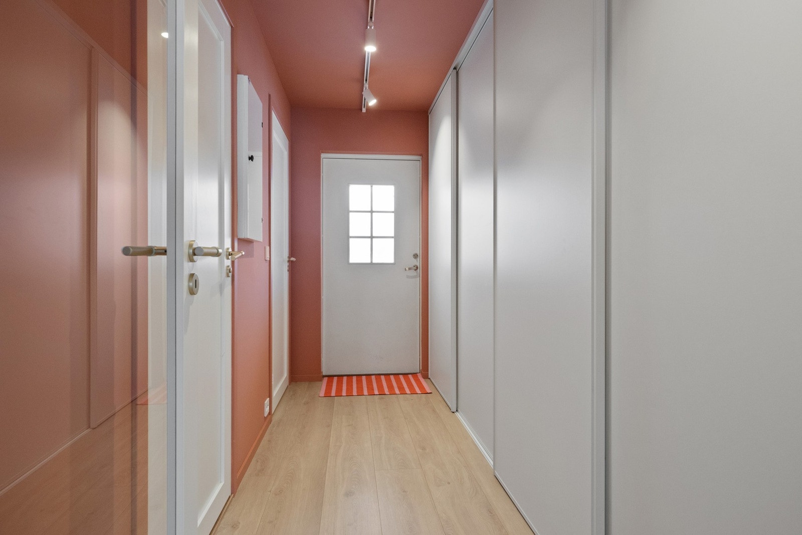 Du kommer inn til en stor entrè med innredet skyvedørsgarderobe. Galleribilde