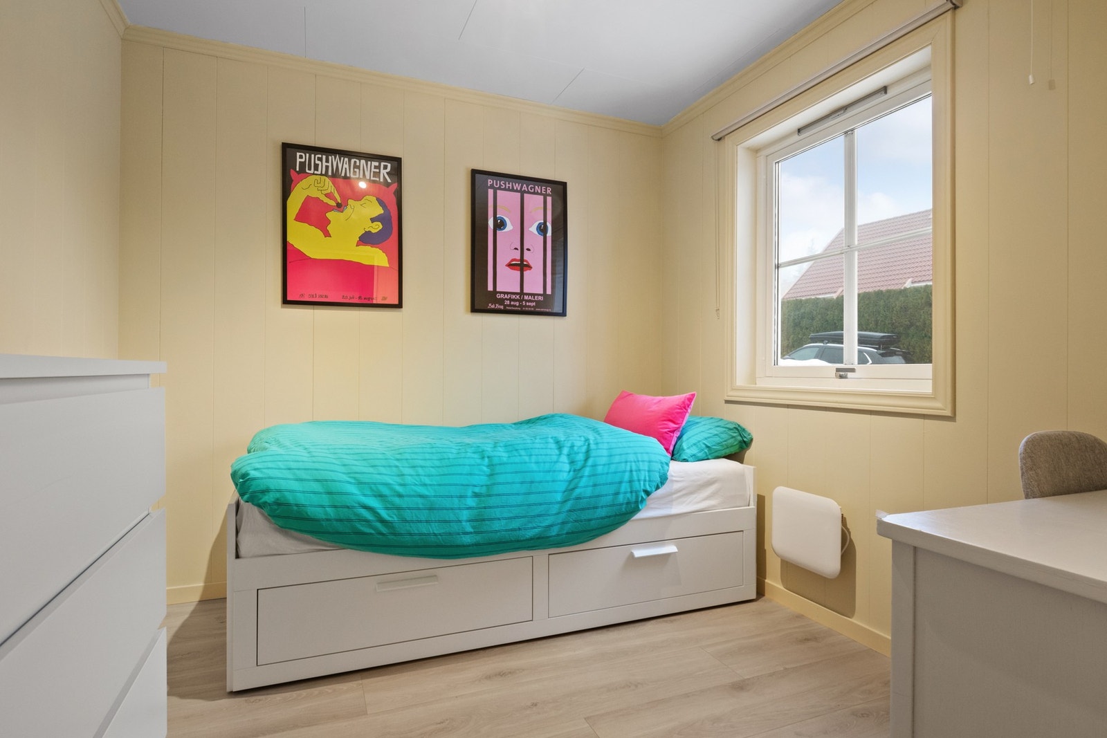 Soverom 2 med god plass til send og tilhørende møblement. Galleribilde