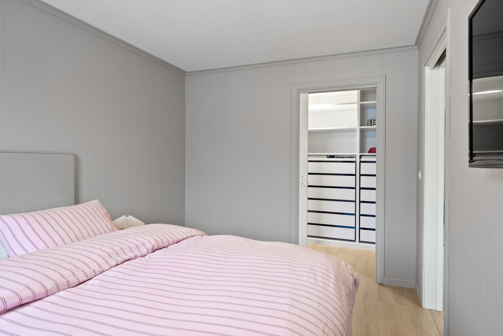 Soverom 1 med innredet walk-in closet. Galleribilde