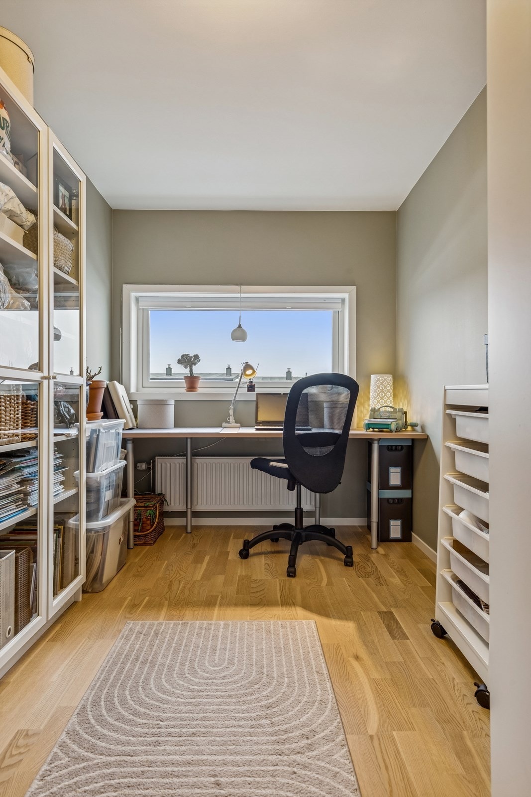 Et av de fire soverommene egner seg godt som hjemmekontor eller gjesterom. Galleribilde