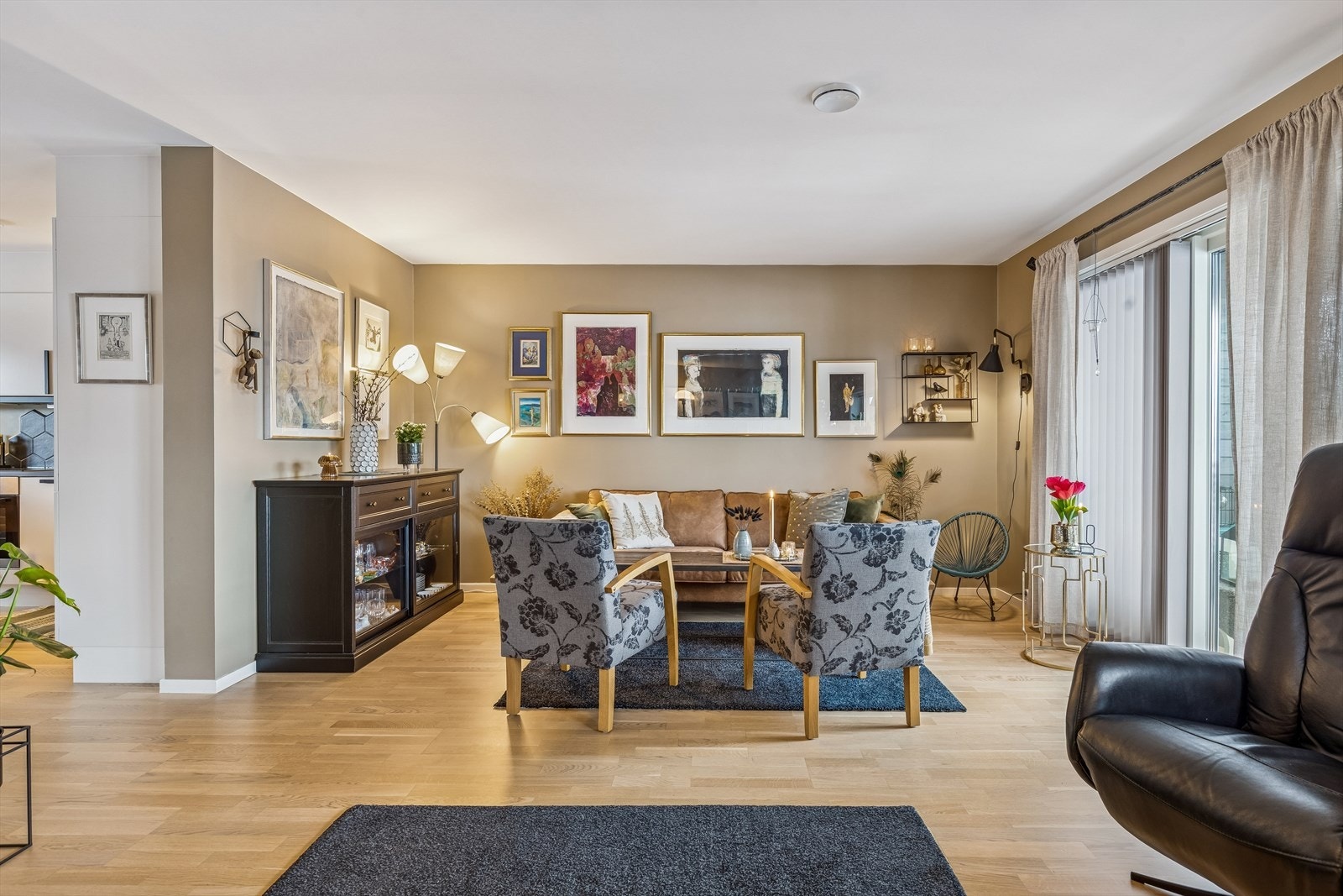 Gjennomgående parkettgulv og malte flater i boligens oppholdsrom i andre etasje. Galleribilde