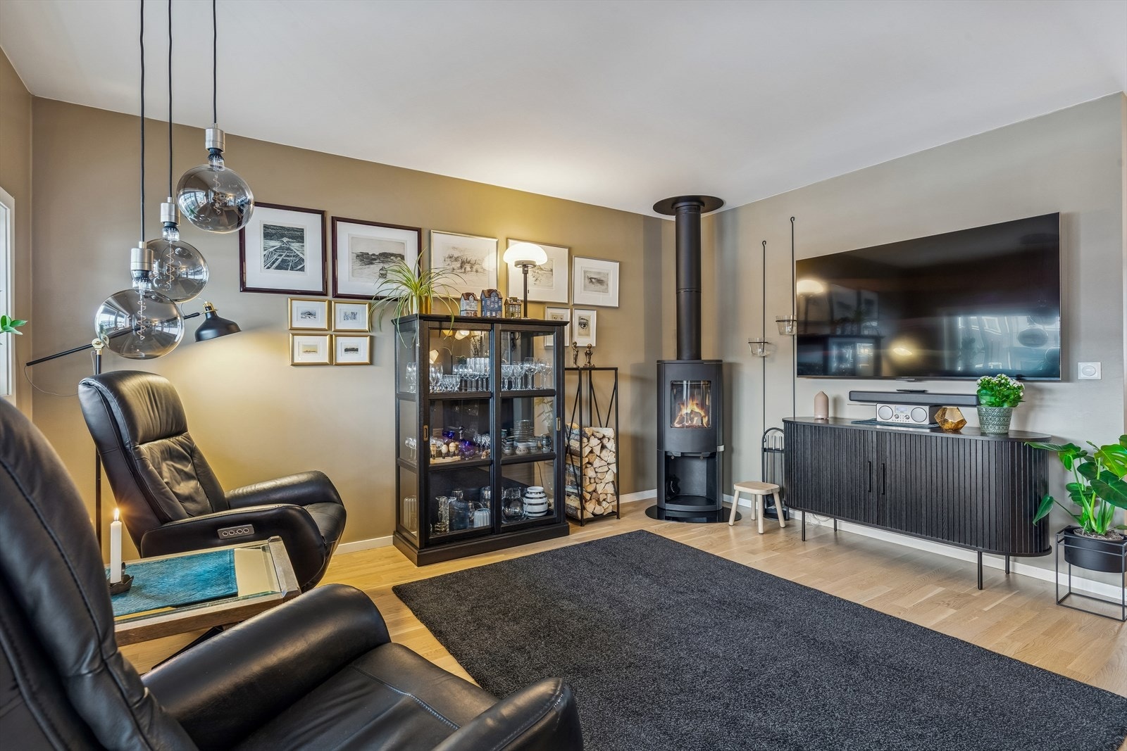 Peisovnen med stålpipe er et sentralt og stemningsfullt element i stuen. Galleribilde