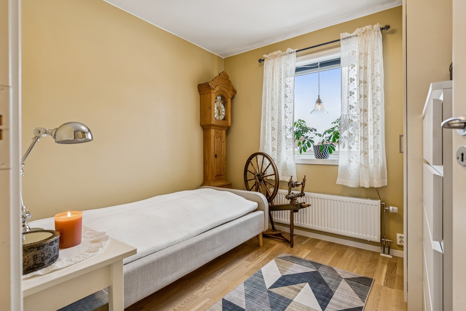 Alle soverommene i tredje etasje har parkett på gulv og malte veggflater. Galleribilde