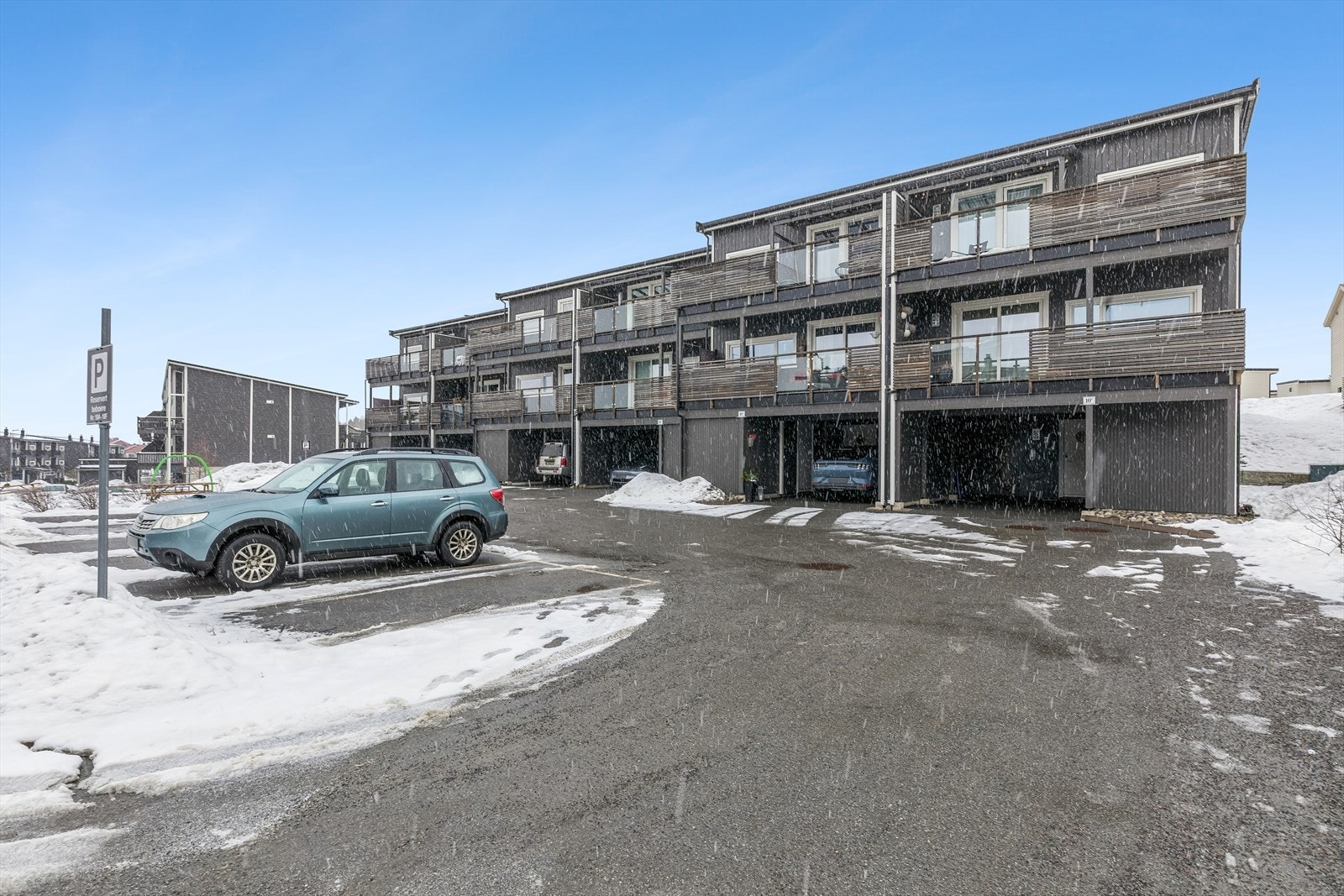 Parkering i egen carport på 25 m², samt to eksterne boder for rikelig med lagringsplass. Galleribilde