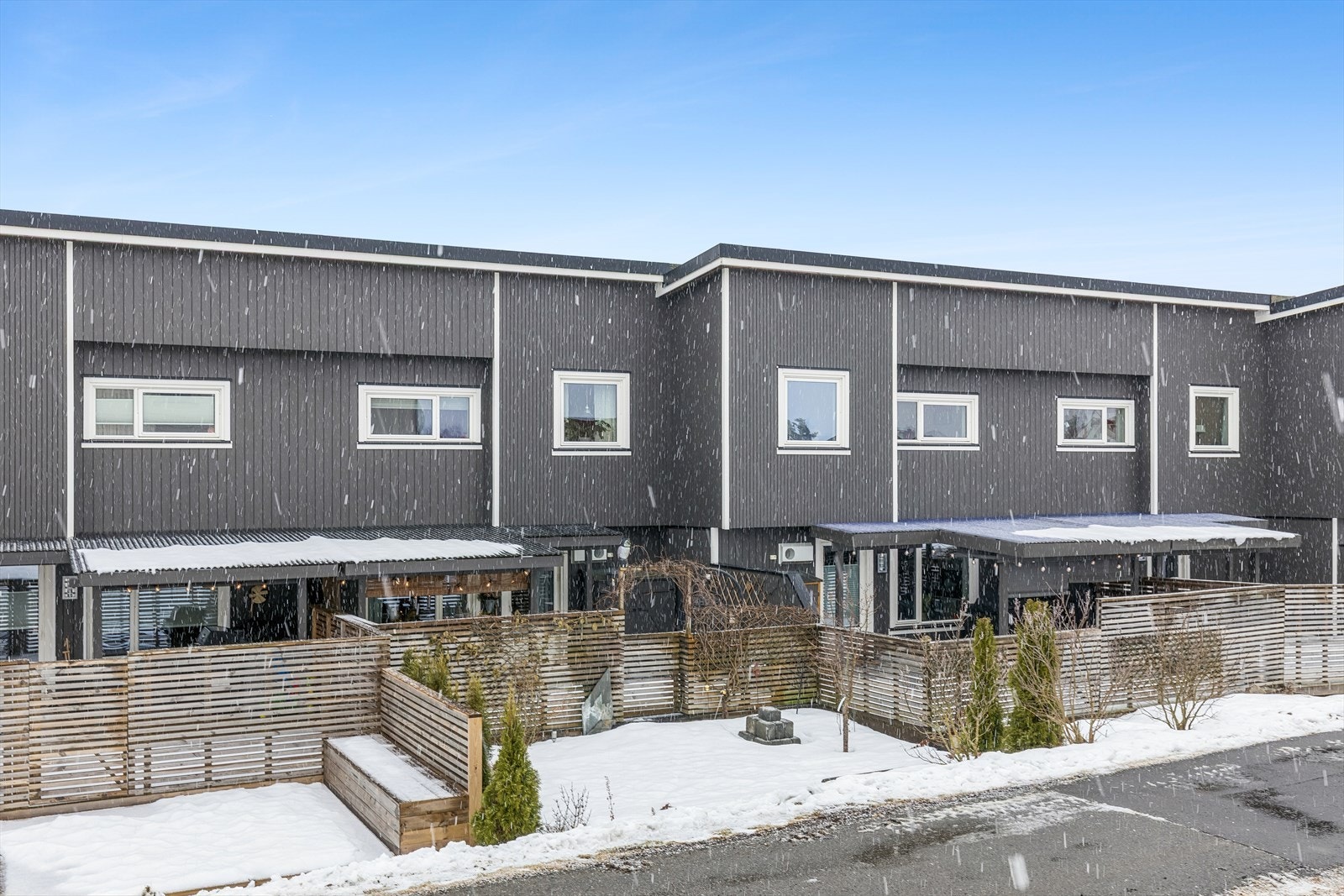 Moderne rekkehus fra 2016 med liggende bordkledning og tre private uteplasser. Galleribilde