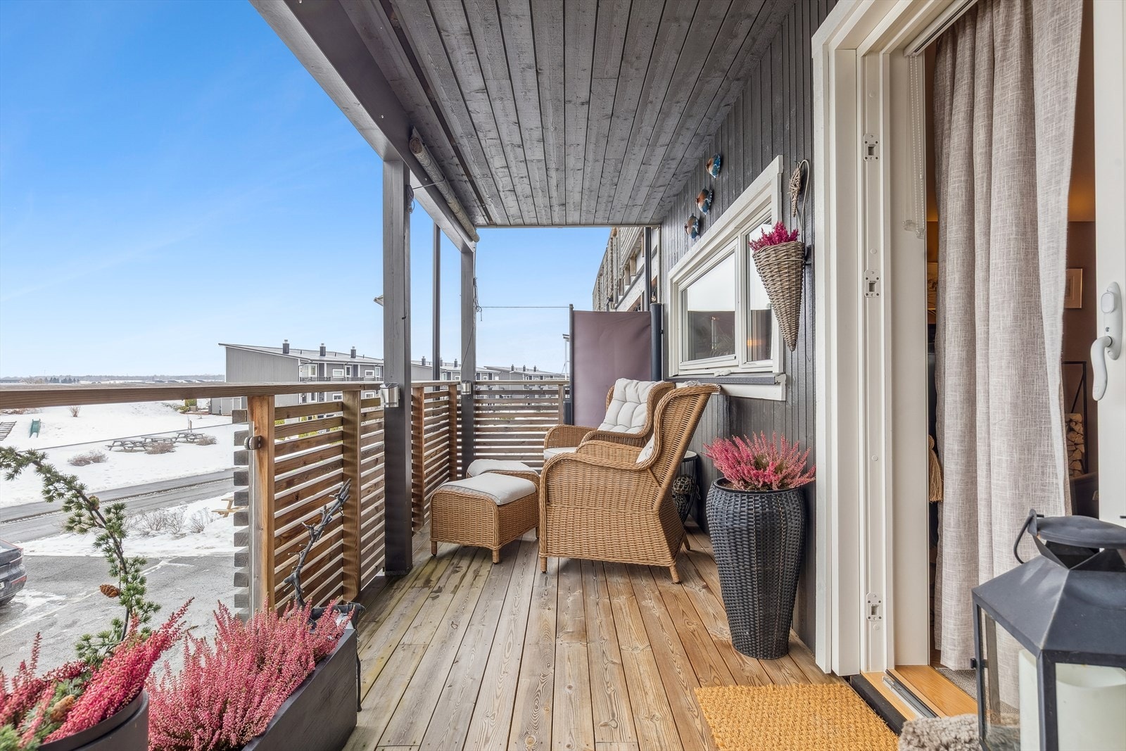 Denne sydvestvendte verandaen på 12 m² har utgang direkte fra stuen. Galleribilde