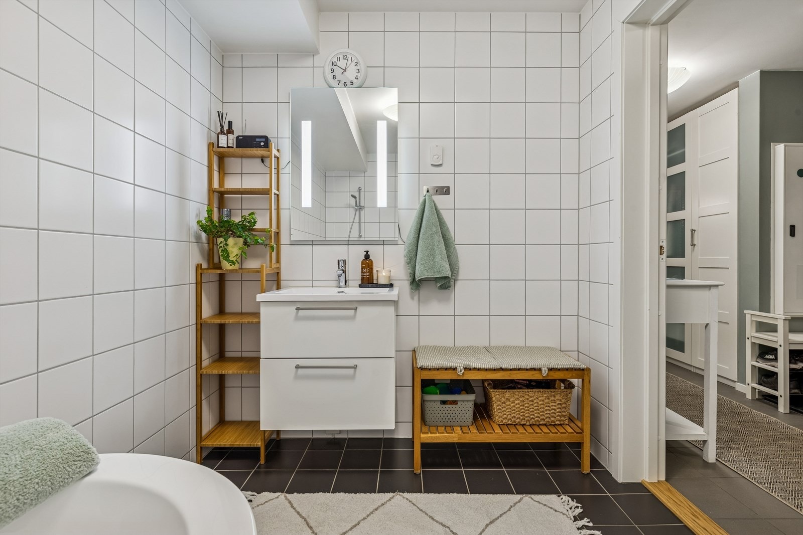 Det ene badet er praktisk plassert i tilknytning til entréen i første etasje. Galleribilde