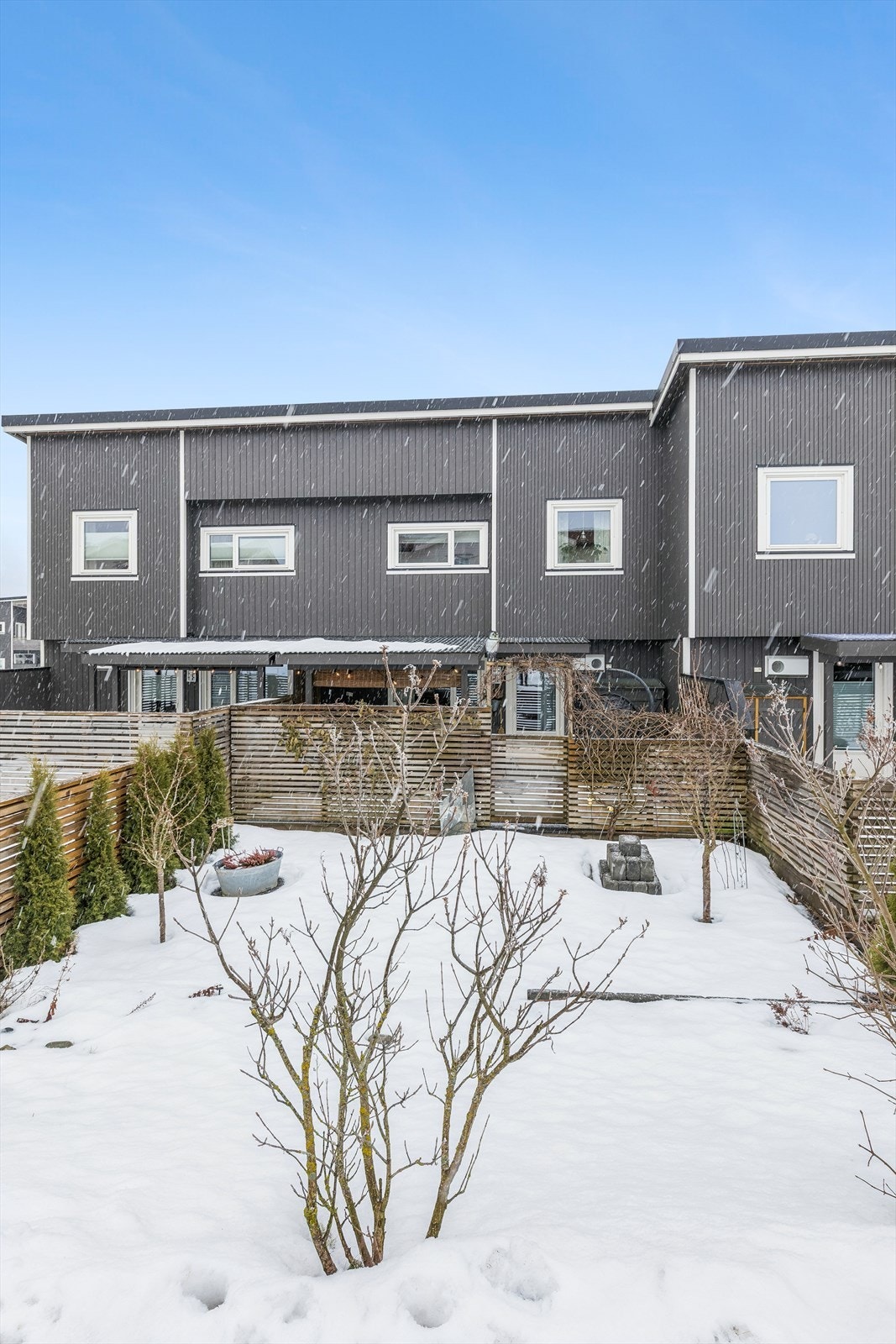 Hagedelen er pent opparbeidet med busker, diverse beplantning og gruslagt område. Galleribilde