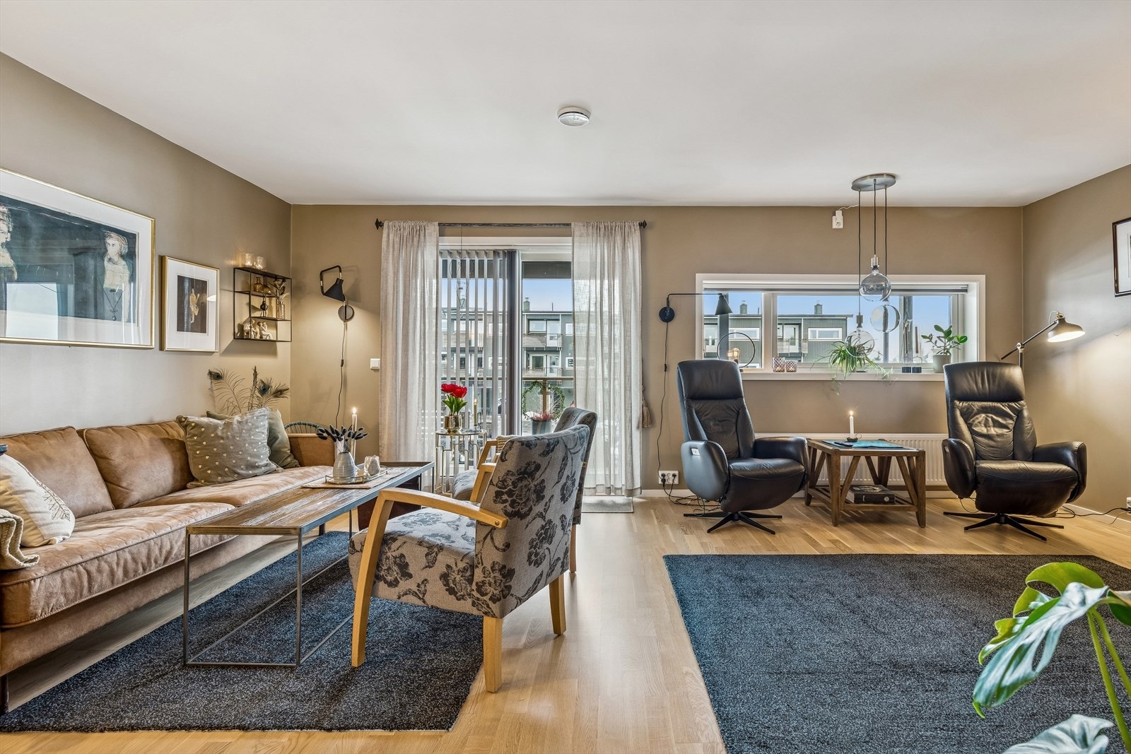 Stuen har direkte utgang til en syd-vestvendt veranda på 12 m². Galleribilde