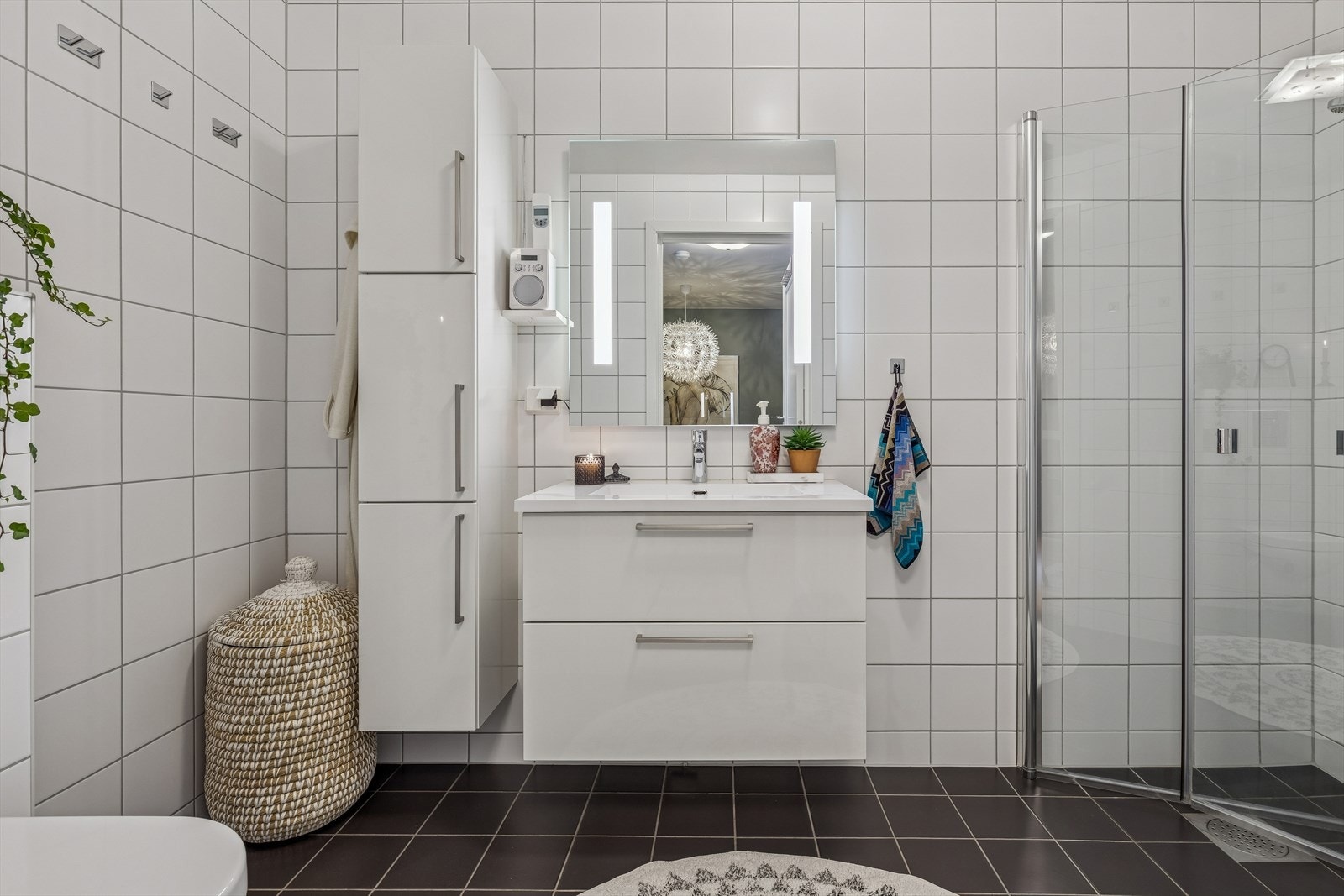 Her er det vegghengt servantskap, speil med integrert lys og varme i gulvet. Galleribilde