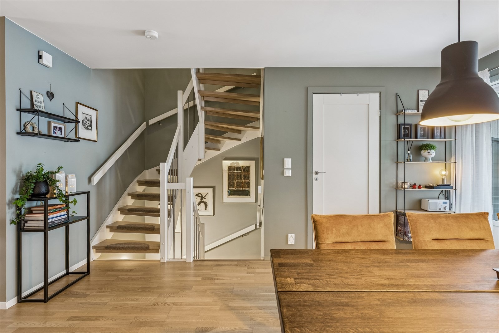 Innvendig trapp i treverk som forbinder den sosiale sonen med soveromsavdelingen. Galleribilde