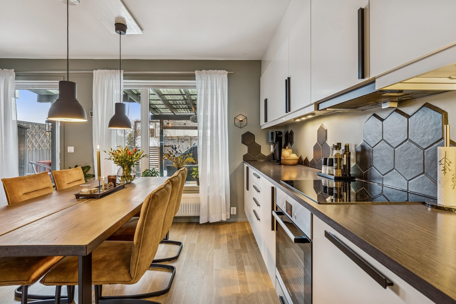 Kjøkkenet er utstyrt med nedfelt induksjonstopp, innebygget stekeovn og integrert oppvaskmaskin. Galleribilde