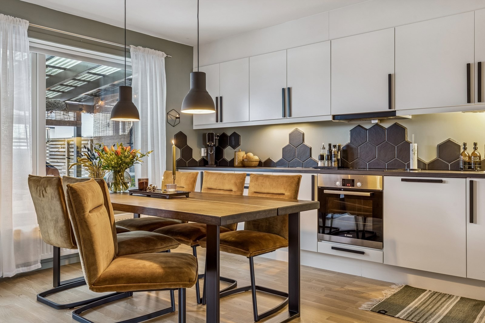 Kjøkkeninnredning med slette fronter, slitesterk laminatbenkeplate og godt med skapplass. Galleribilde