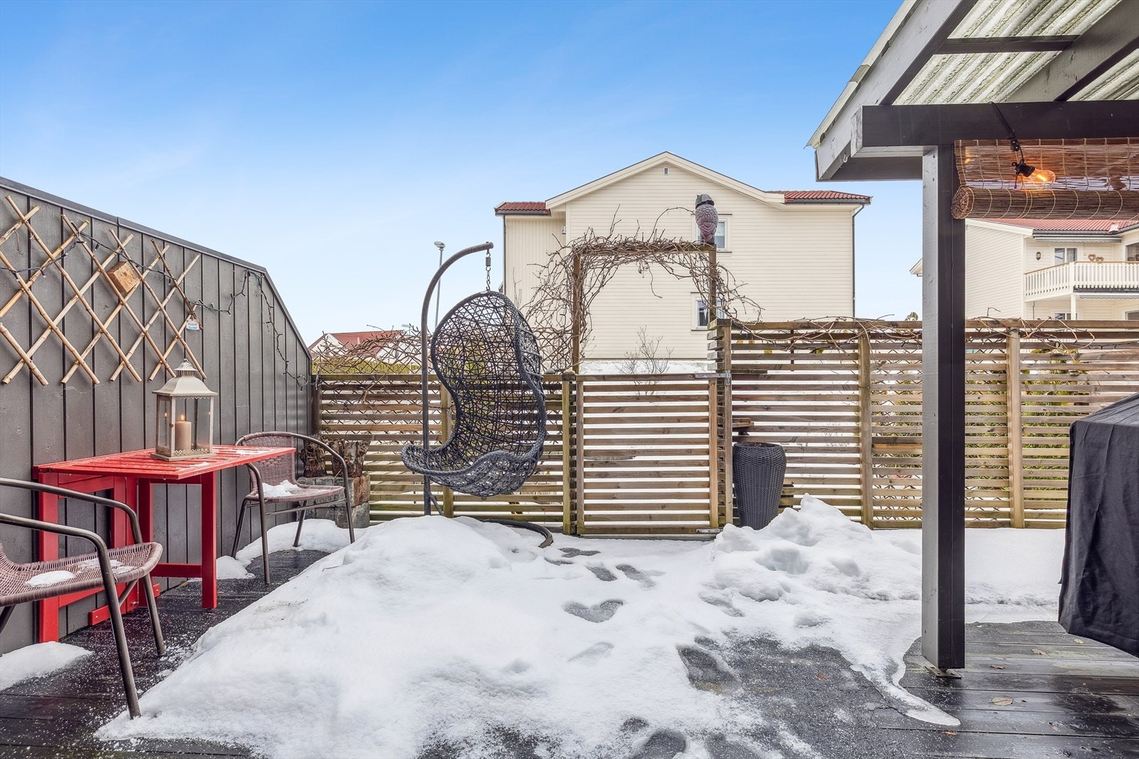 Fra kjøkkenet er det utgang til en romslig og delvis overbygget terrasse på 30 m². Galleribilde