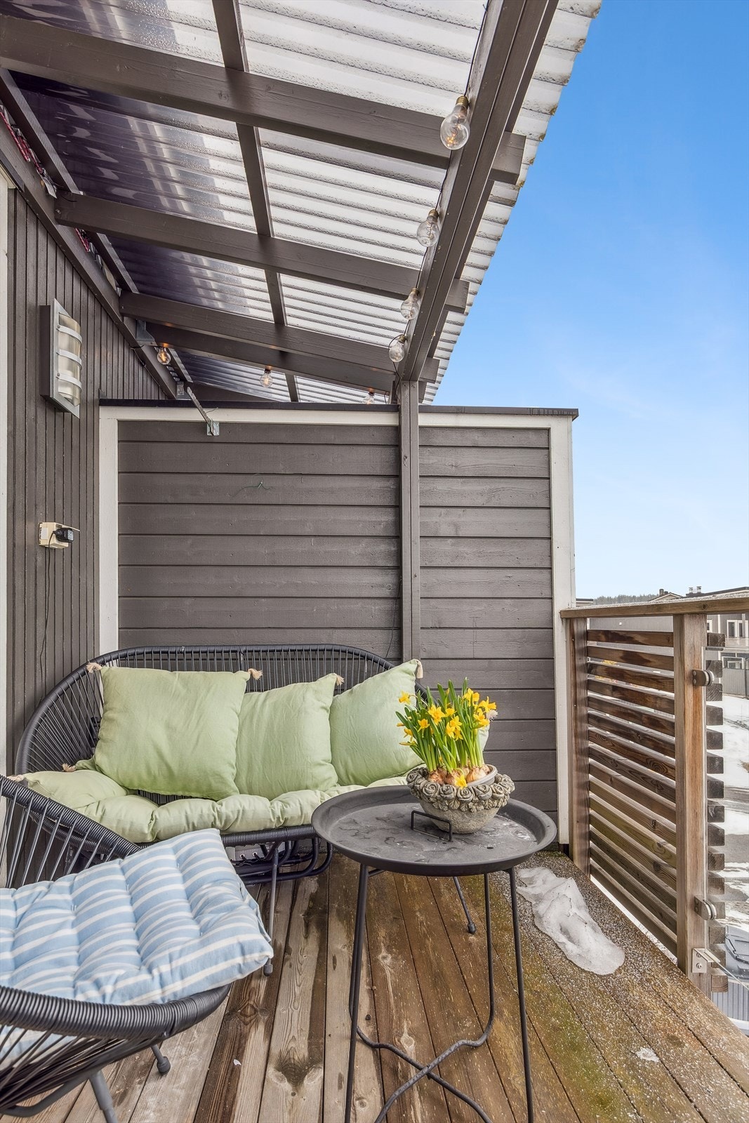 Den delvis overbygde altanen er utstyrt med både utebelysning og stikkontakt. Galleribilde