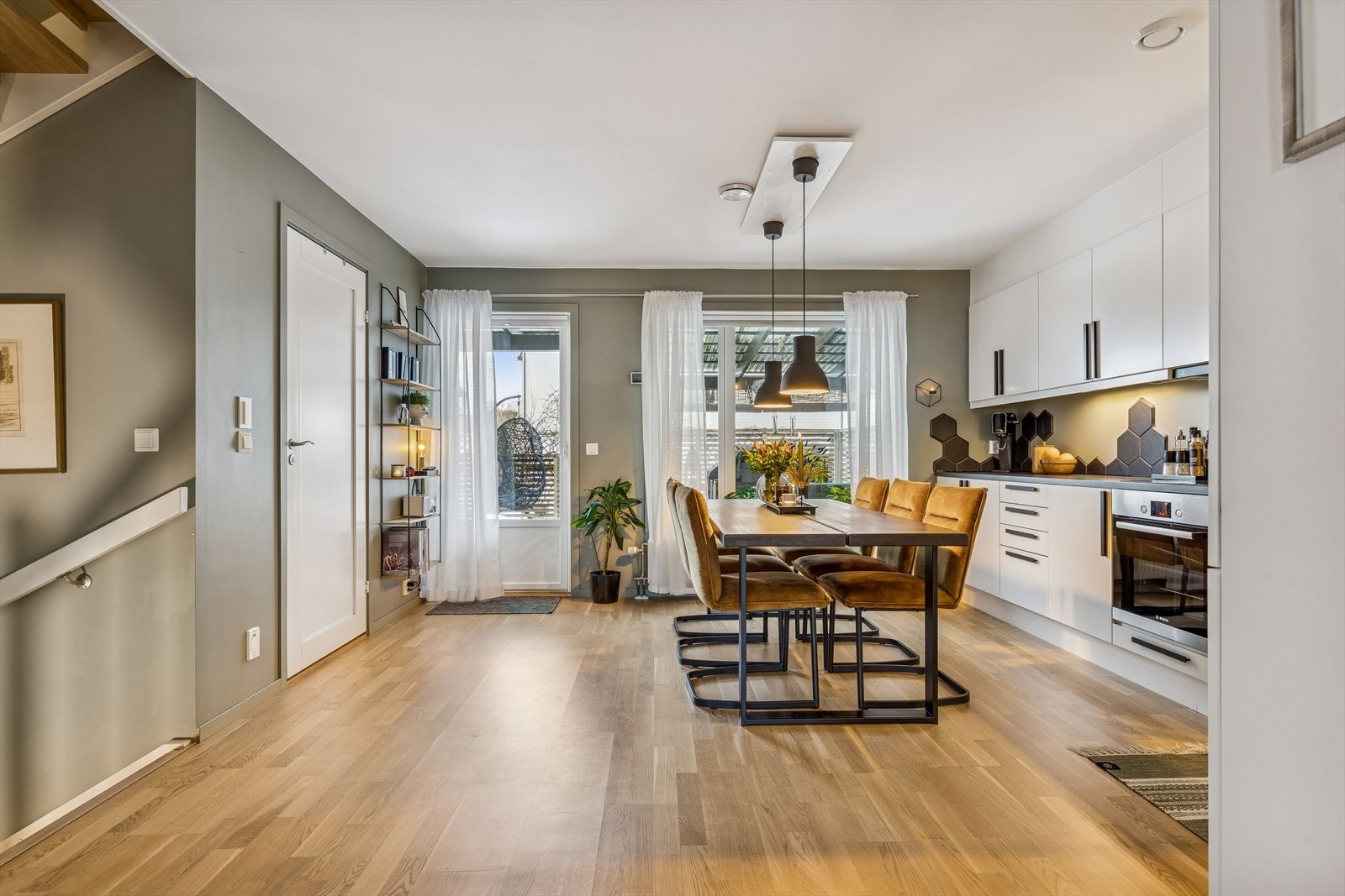 Andre etasje er boligens sosiale sone, med delvis åpen løsning mellom kjøkken og stue. Galleribilde