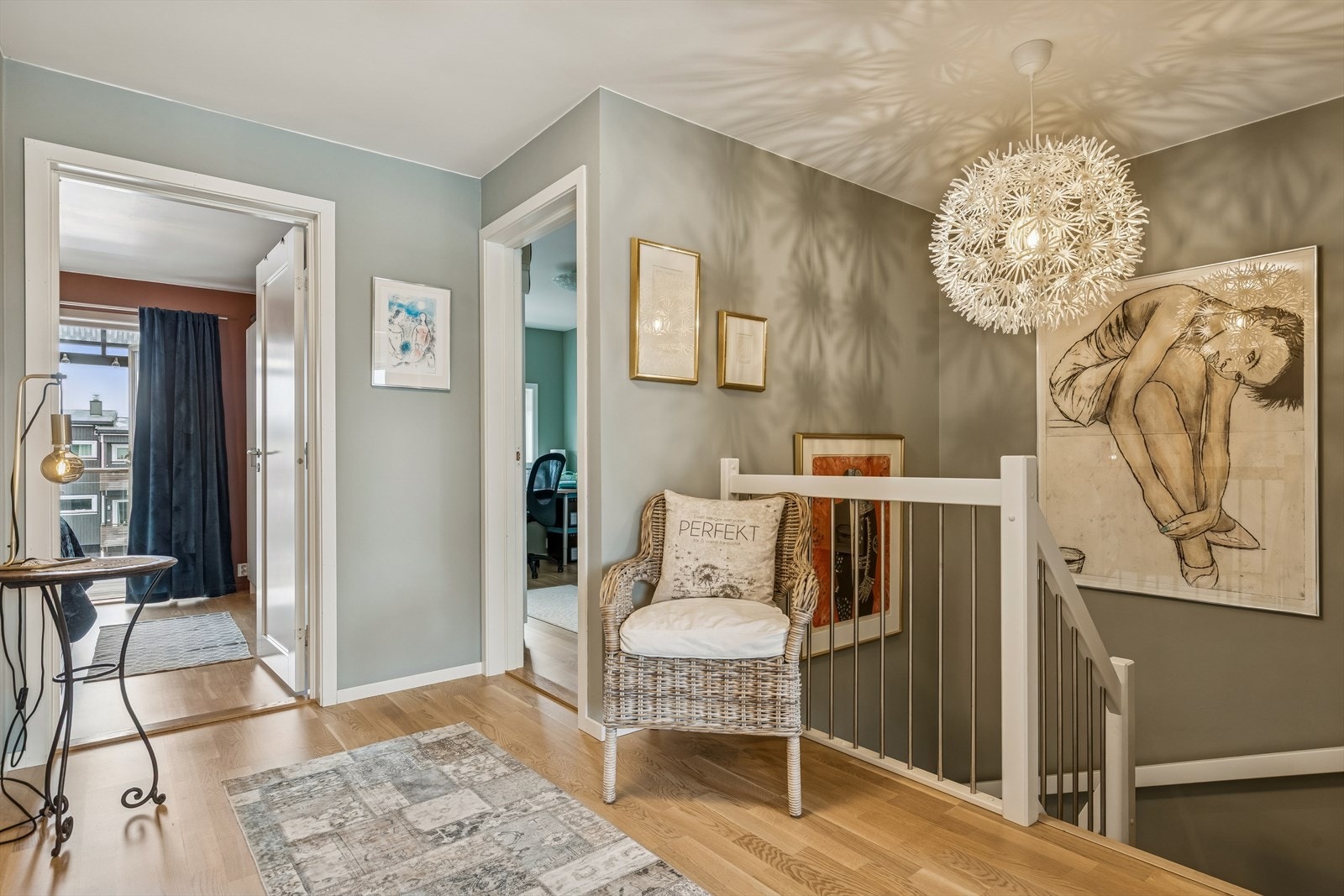 I tredje etasje ligger soveromsavdelingen, med fire soverom og bad samlet. Galleribilde