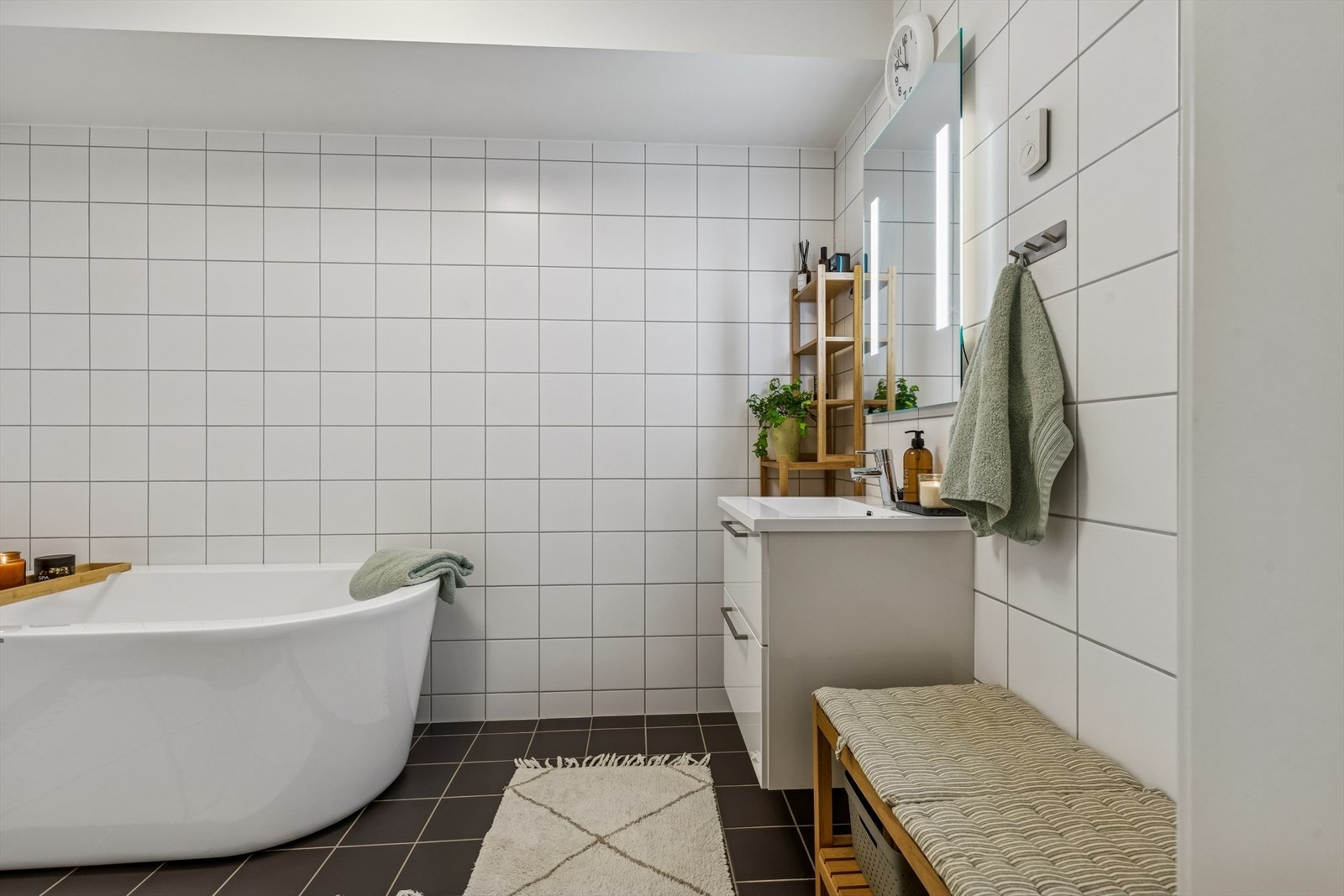 Begge badene har flislagt gulv med behagelig, vannbåren gulvvarme. Galleribilde