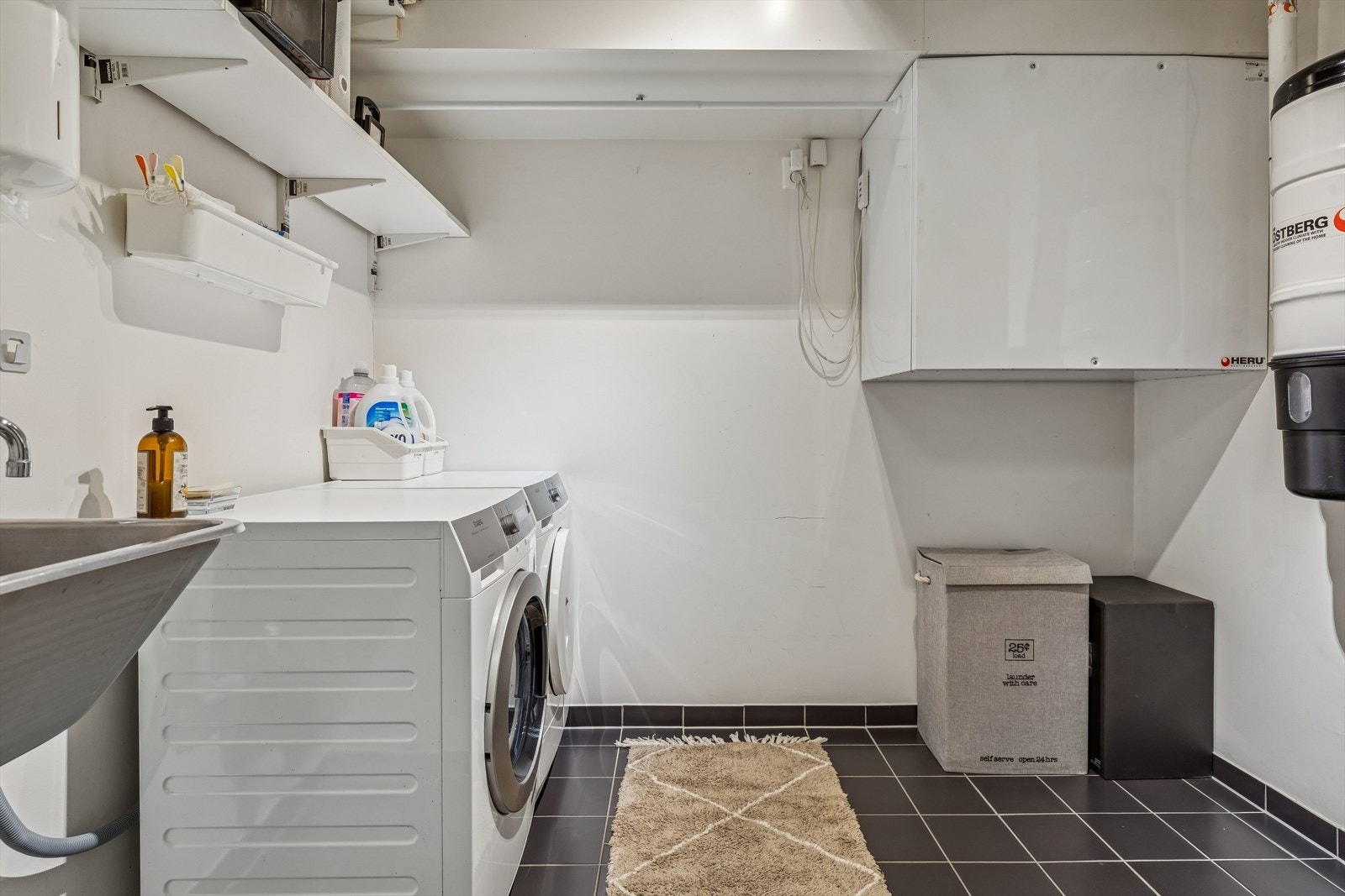 Separat vaskerom med opplegg for vaskemaskin, sentralstøvsuger og balansert ventilasjon. Galleribilde