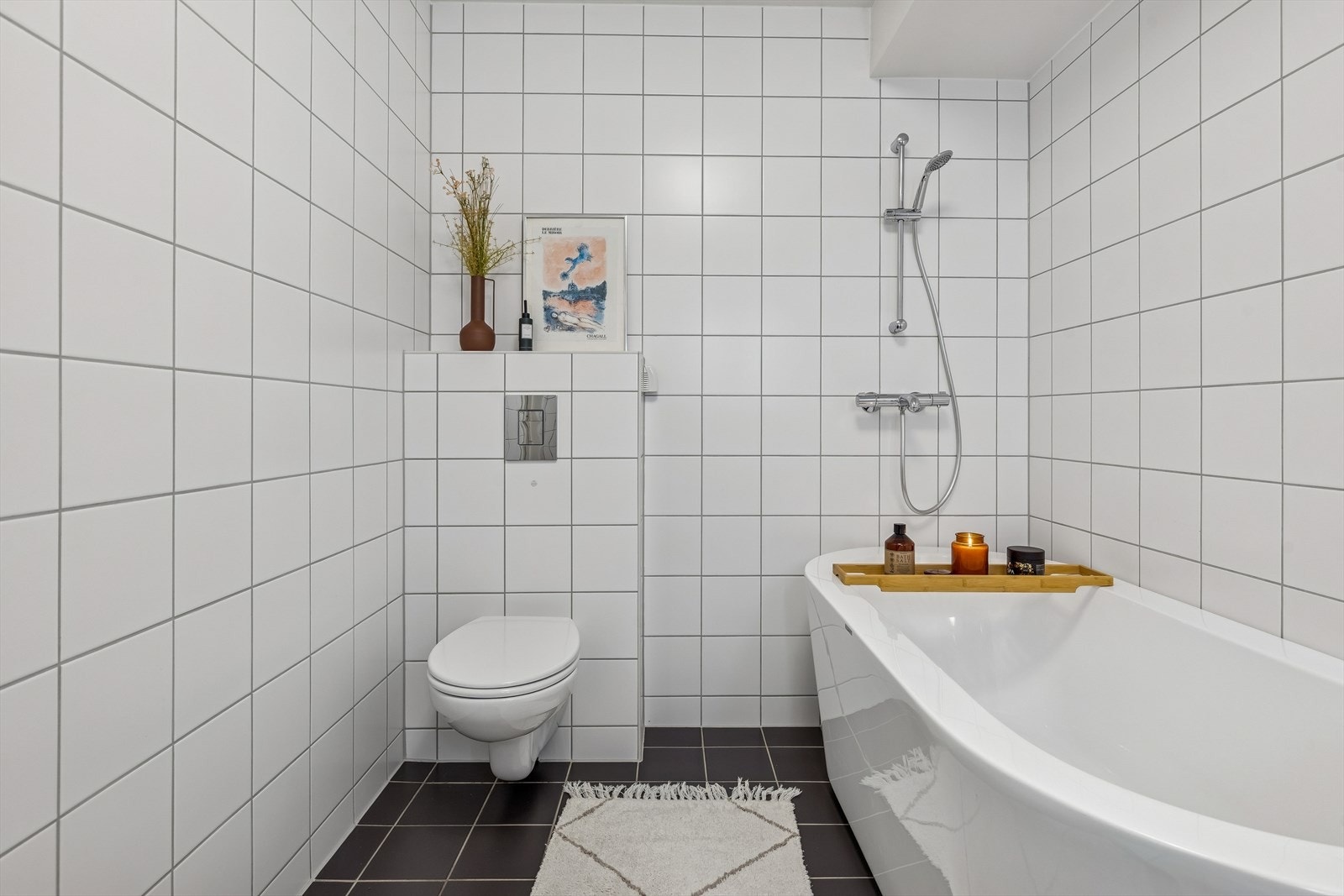 Badet i 1.etasje er utstyrt med badekar, til glede for både store og små! Galleribilde