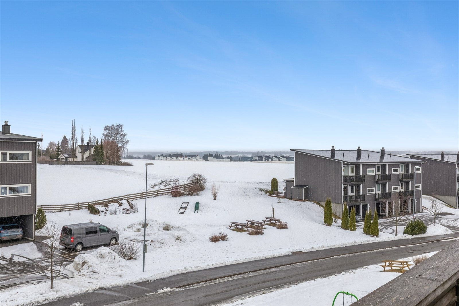 Boligen ligger i et trygt og barnevennlig nabolag med nærhet til grøntområder. Galleribilde