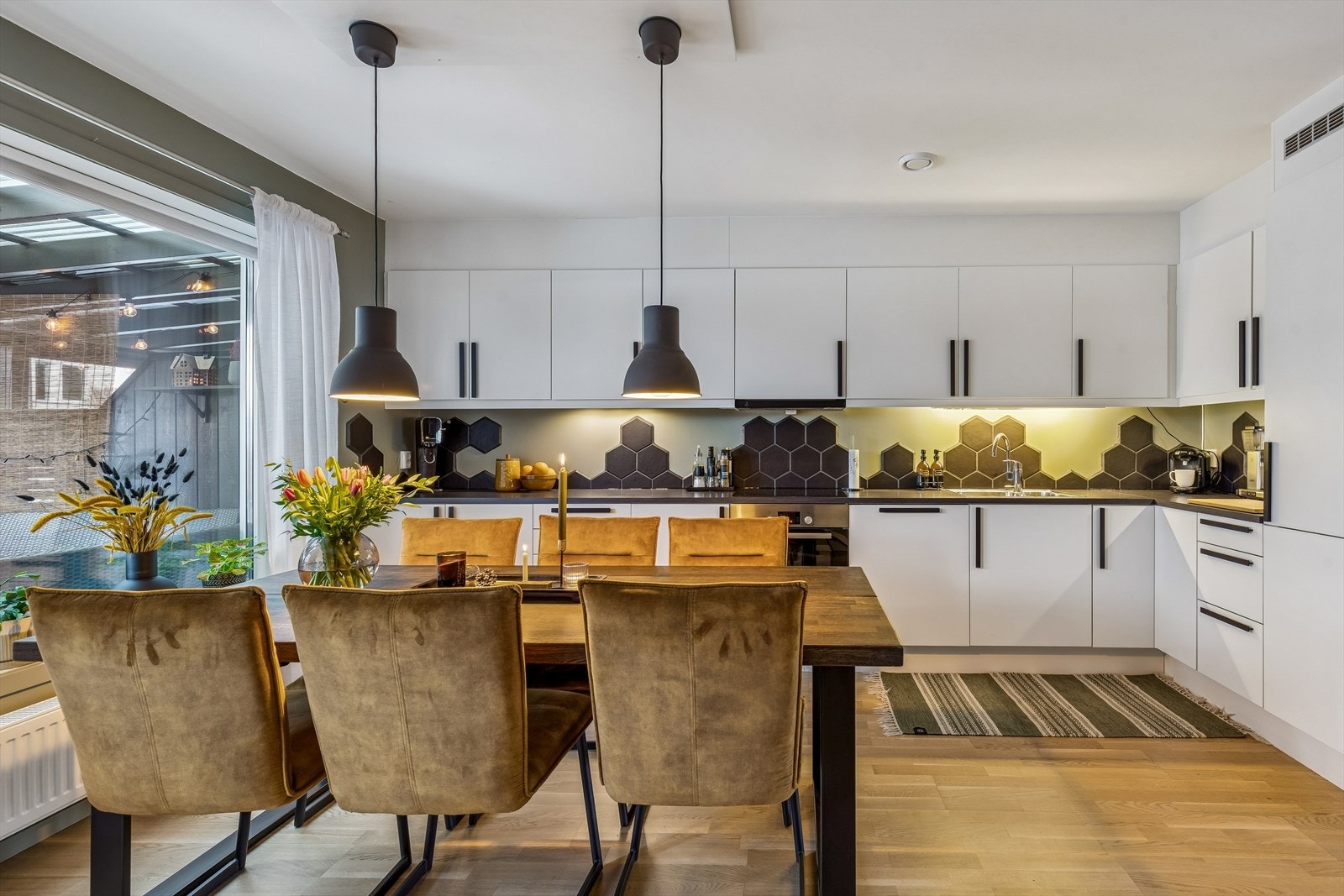 Den åpne løsningen gir god plass til en stor spisegruppe i tilknytning til kjøkkenet. Galleribilde