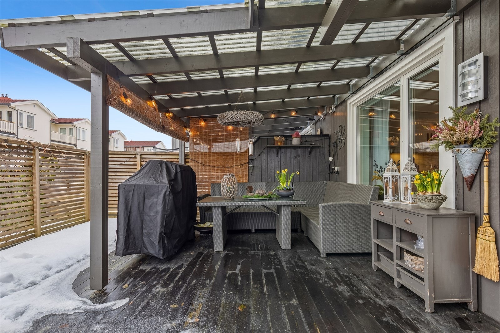 Terrassen har levegger, utebelysning og stikkontakt, og fungerer som en forlengelse av stuen. Galleribilde