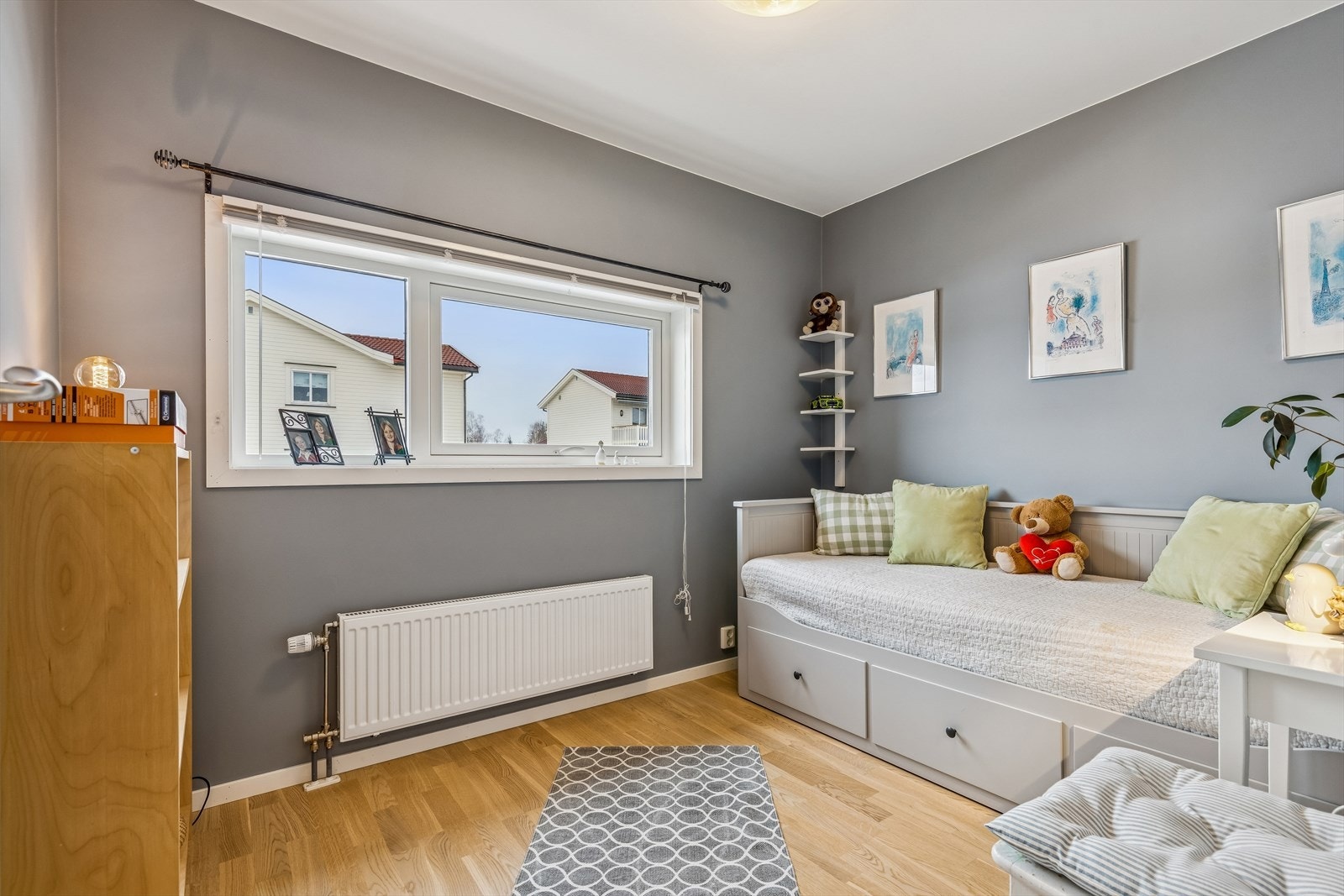 Boligen har fire soverom, som gir fleksibilitet for familier i alle størrelser. Galleribilde