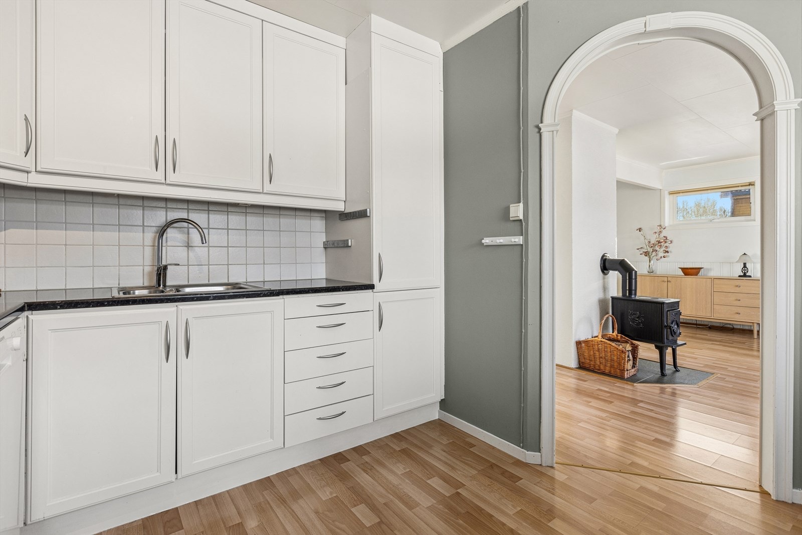 Frittstående hvitevarer som komfyr, oppvaskmaskin og kjøl/frys. Galleribilde