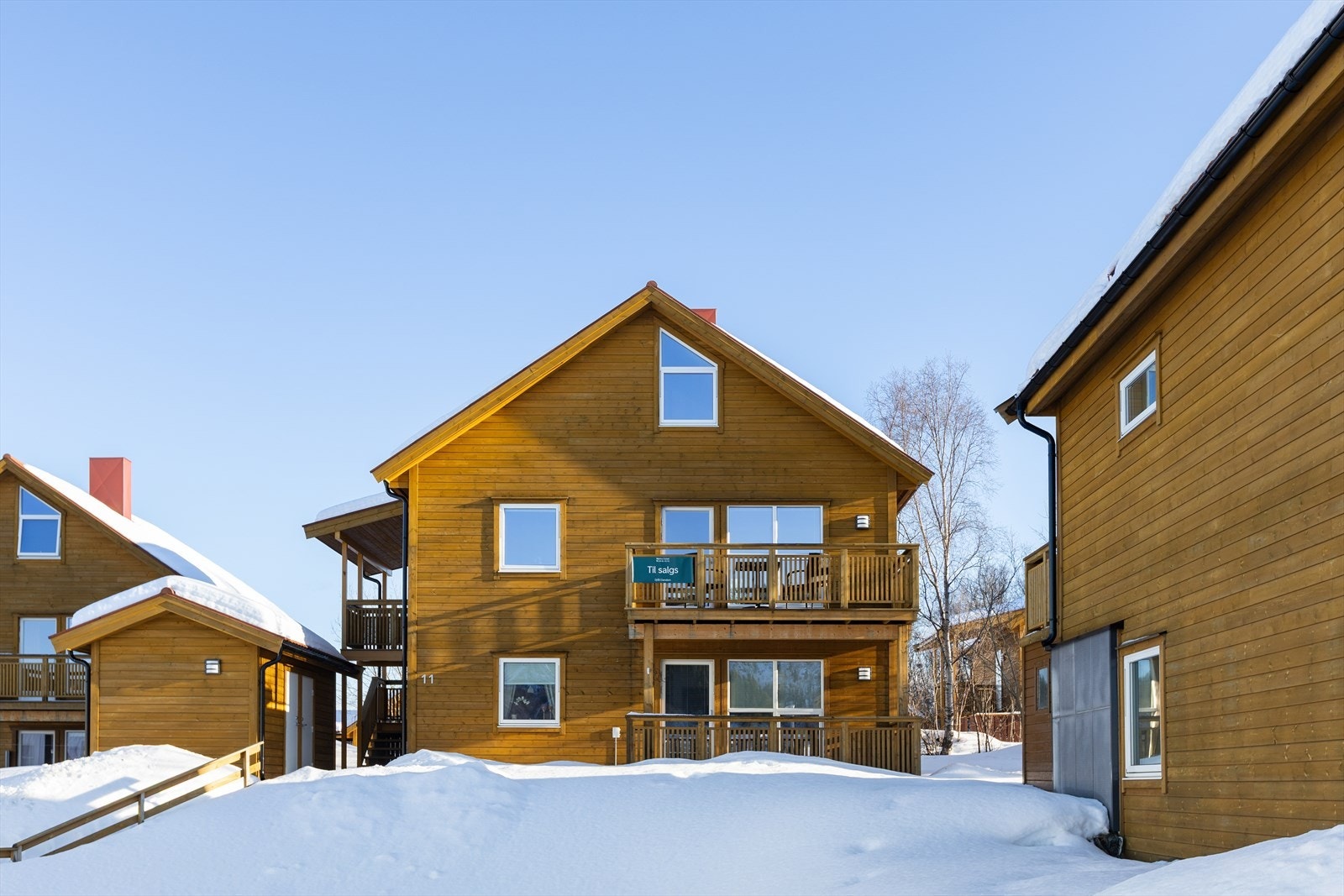 Halvpart av tomannsbolig med 2.etg og loft. Boligen er totalrenovert utvendig i 2020 med nytt tak, kledning, isolasjon, dører og vinduer. Galleribilde