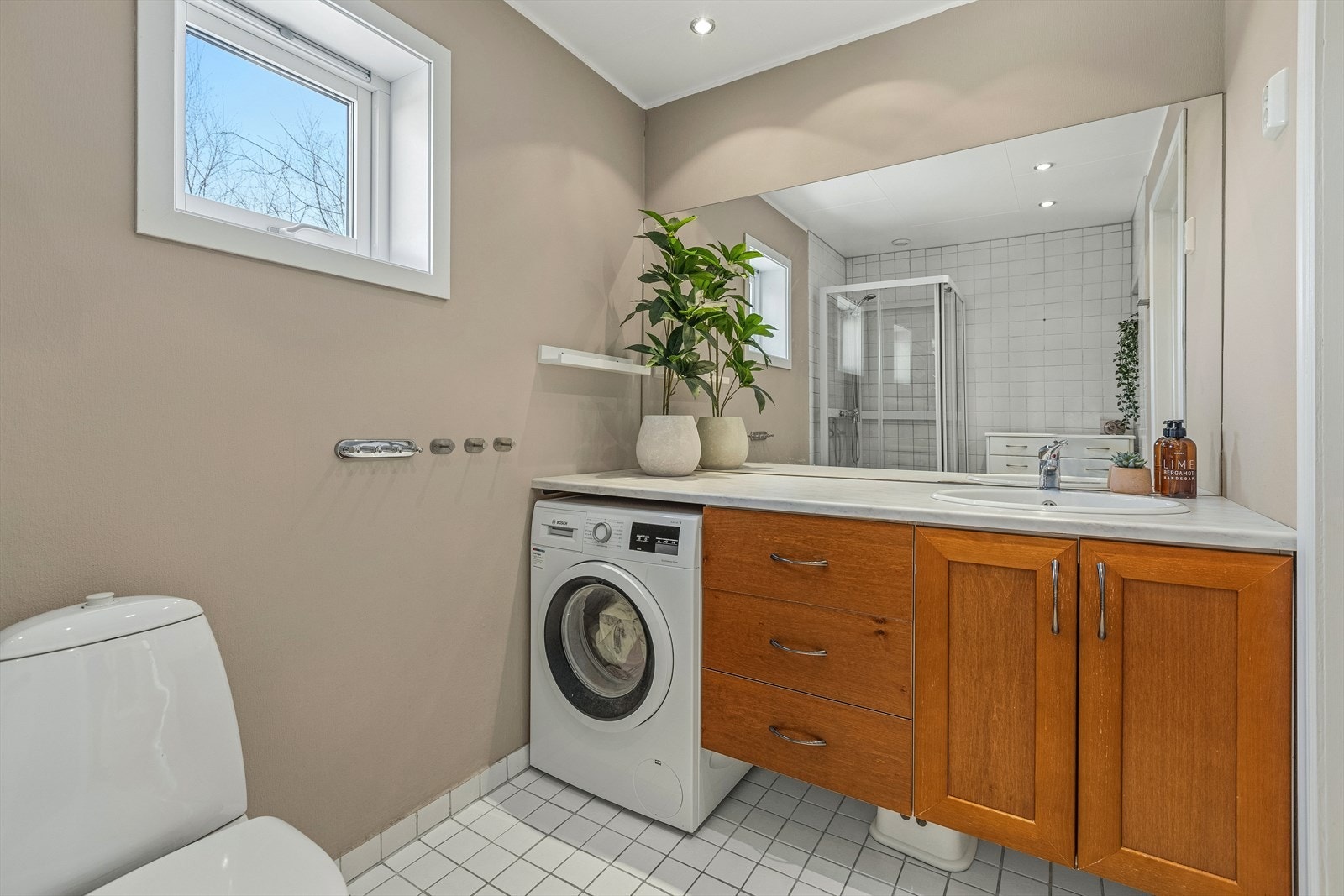 God baderomsinnredning og opplegg for vaskemaskin. Galleribilde