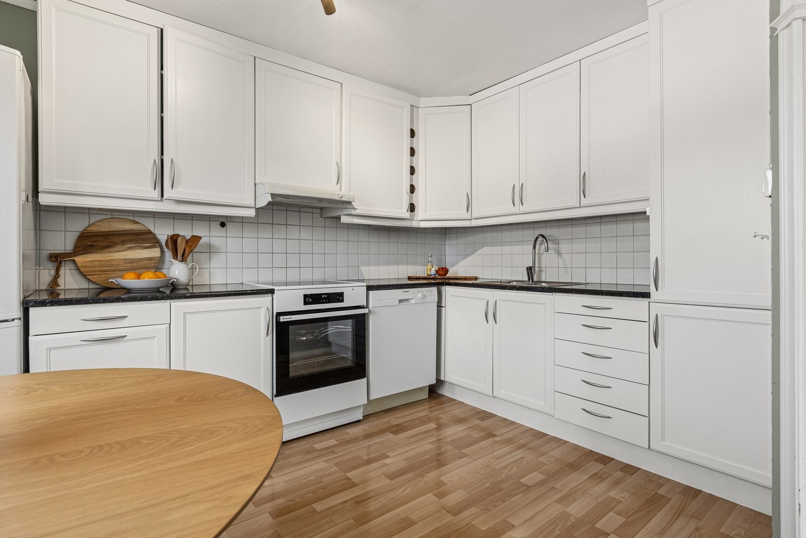 Her har en det en måtte trenge av både skap-, skuff- og benkeplass. Galleribilde