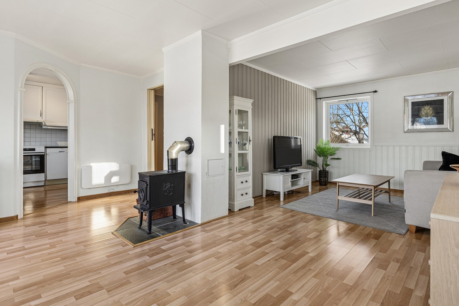 Vi beveger oss videre inn i en lys og innbydende stue. Galleribilde