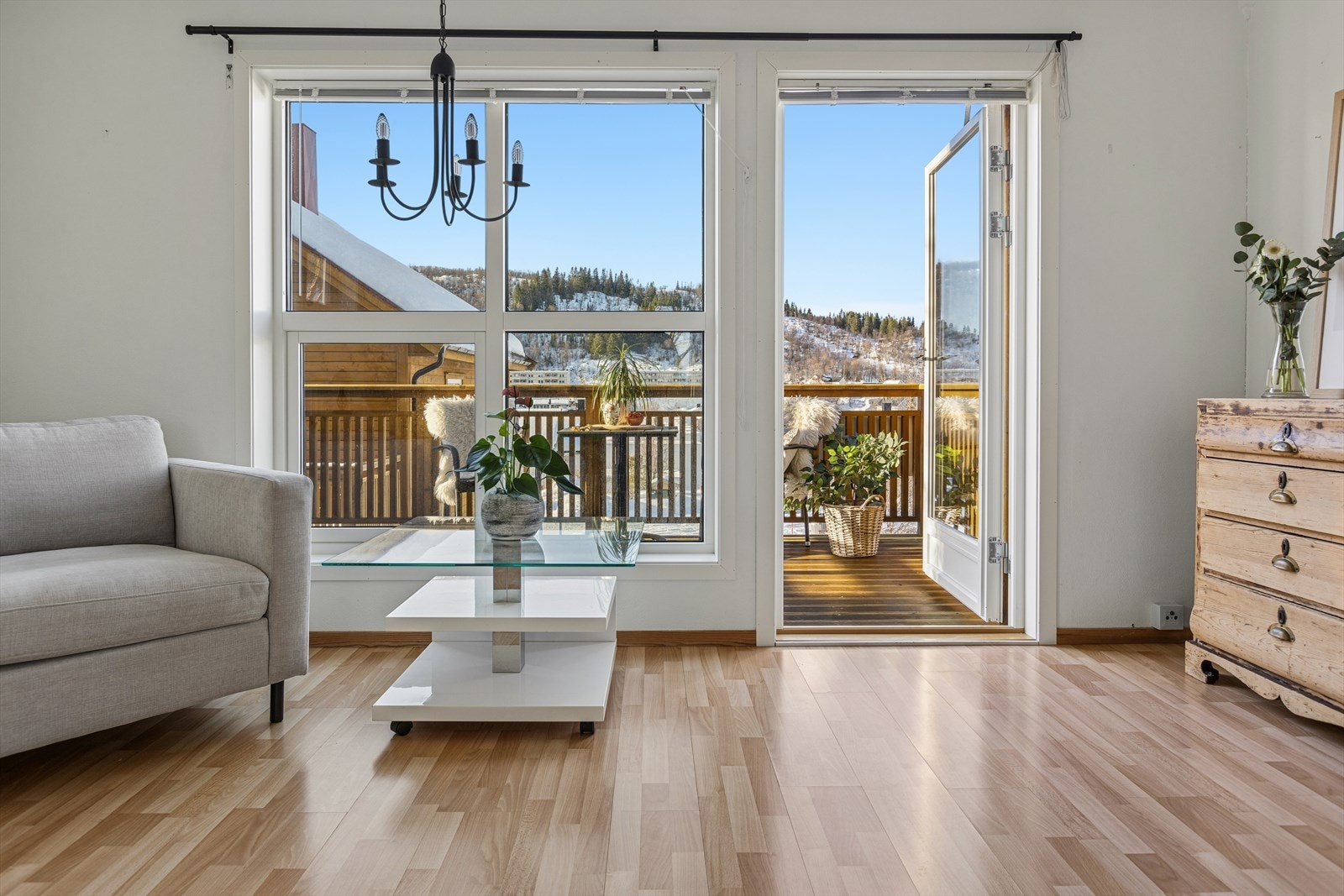 Fra stuen er det videre utgang til balkong. Galleribilde