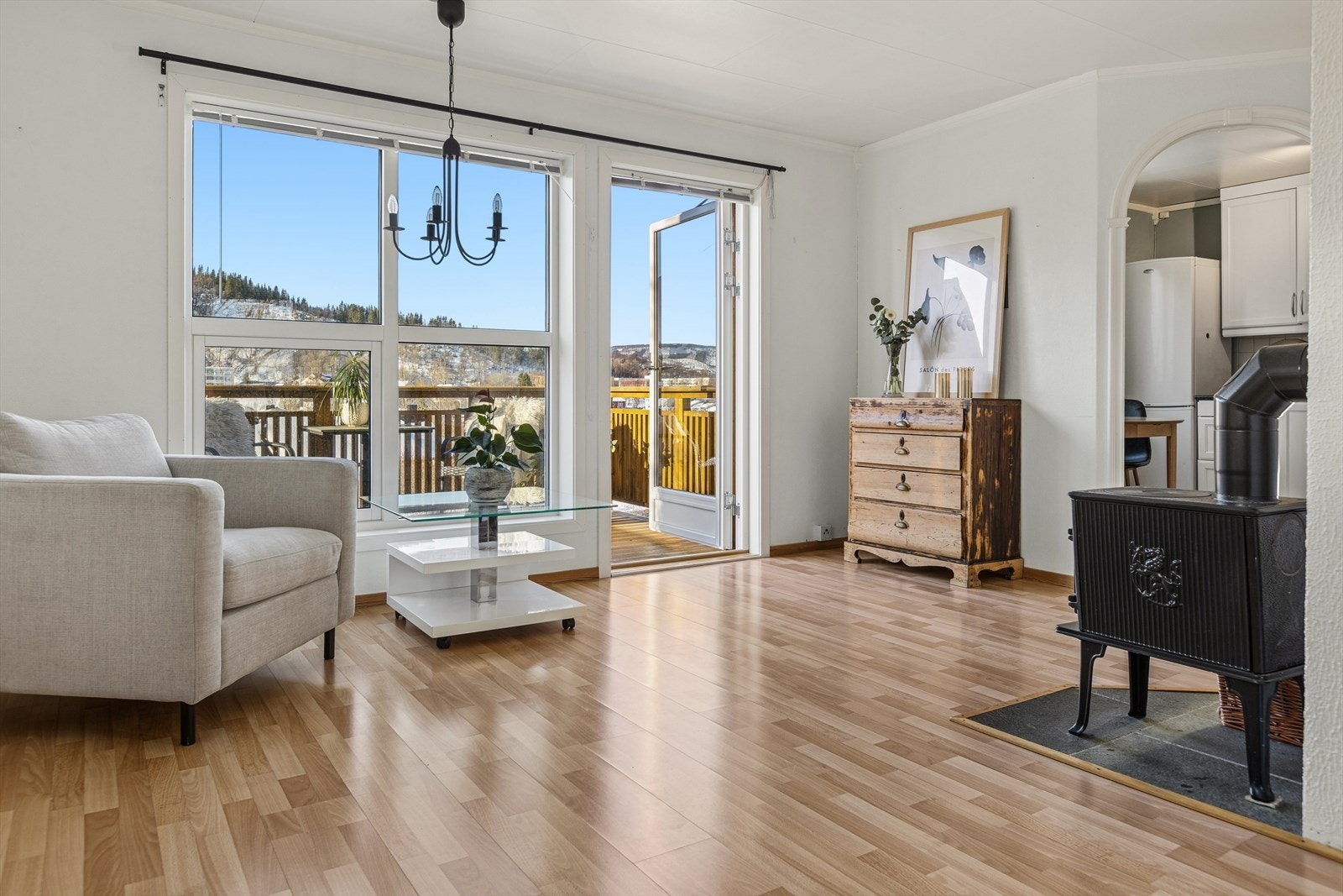 Spisegruppen kan fint plasseres i egen sone og legger til rette for sosiale og hyggelige måltider med kjente og kjære. Galleribilde