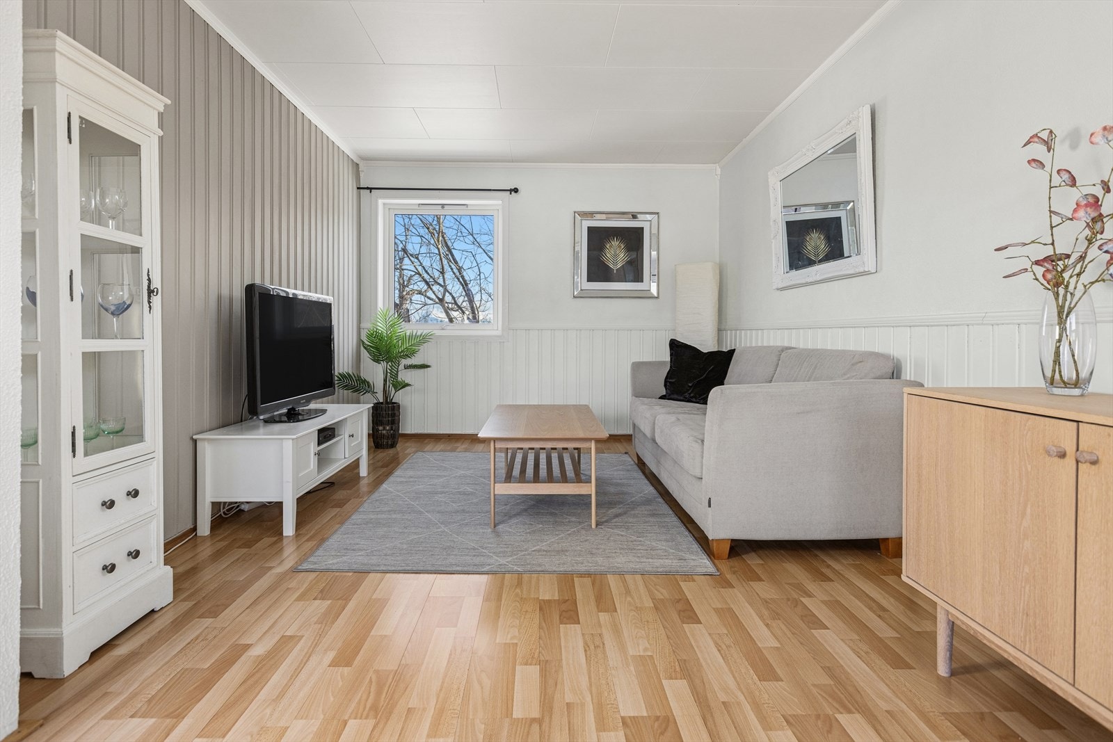 Sofakroken finner fort sin naturlige plass i rommet, og tv-en kan med fordel plasseres mot/på vegg. Galleribilde