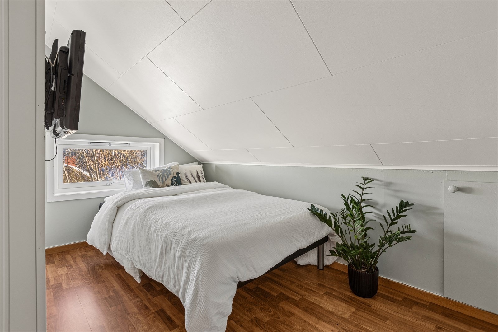 Soverom 2. Rommet har ingen rombenevnelse på godkjente byggetegninger, og det er derfor uvisst hva rommet er tiltenkt som. Rommet er beskrevet ut i fra dagens bruk. Galleribilde