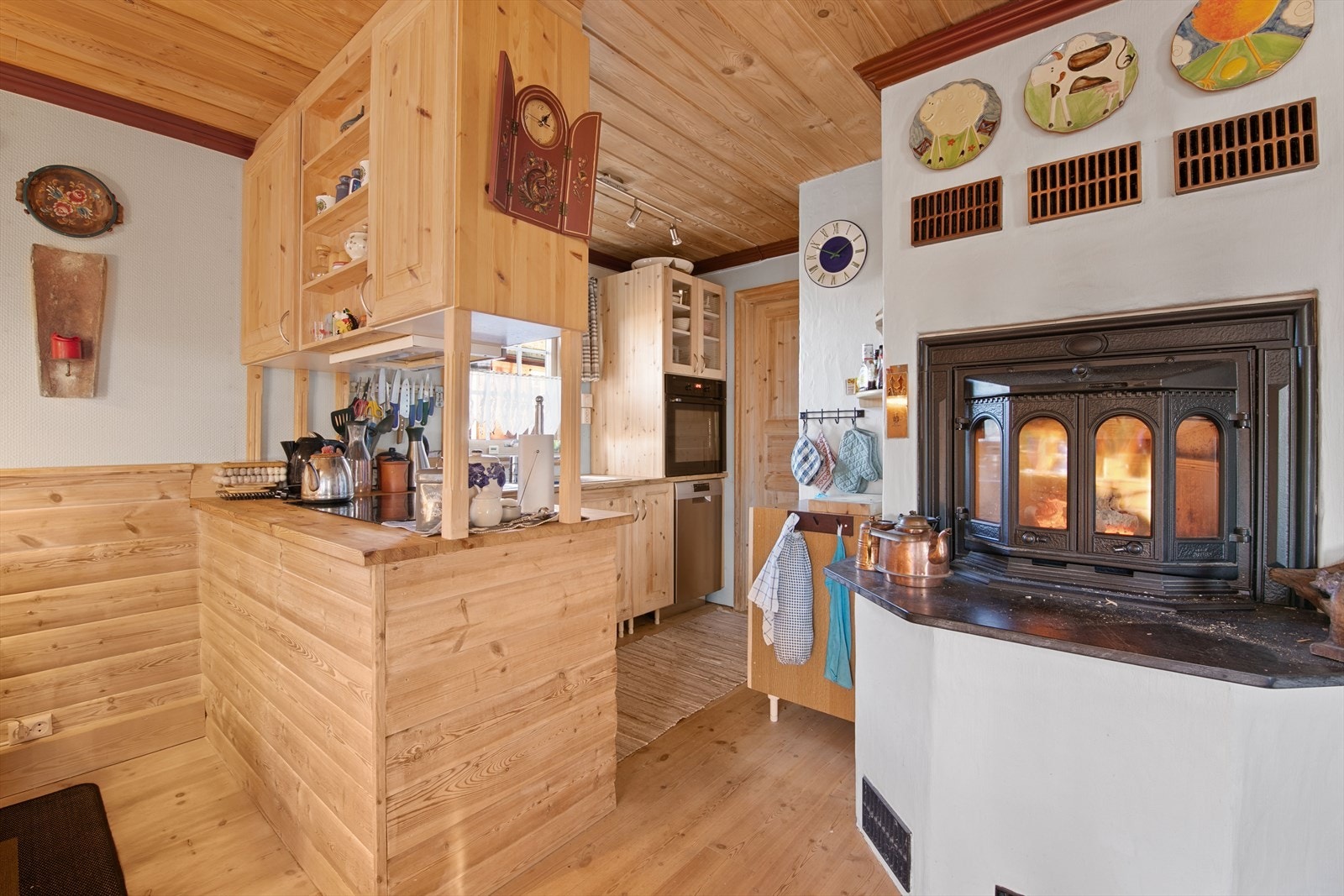 Kjøkkenet har en sjarmerende, landlig stil med flotte detaljer i tre og praktiske løsninger. Galleribilde