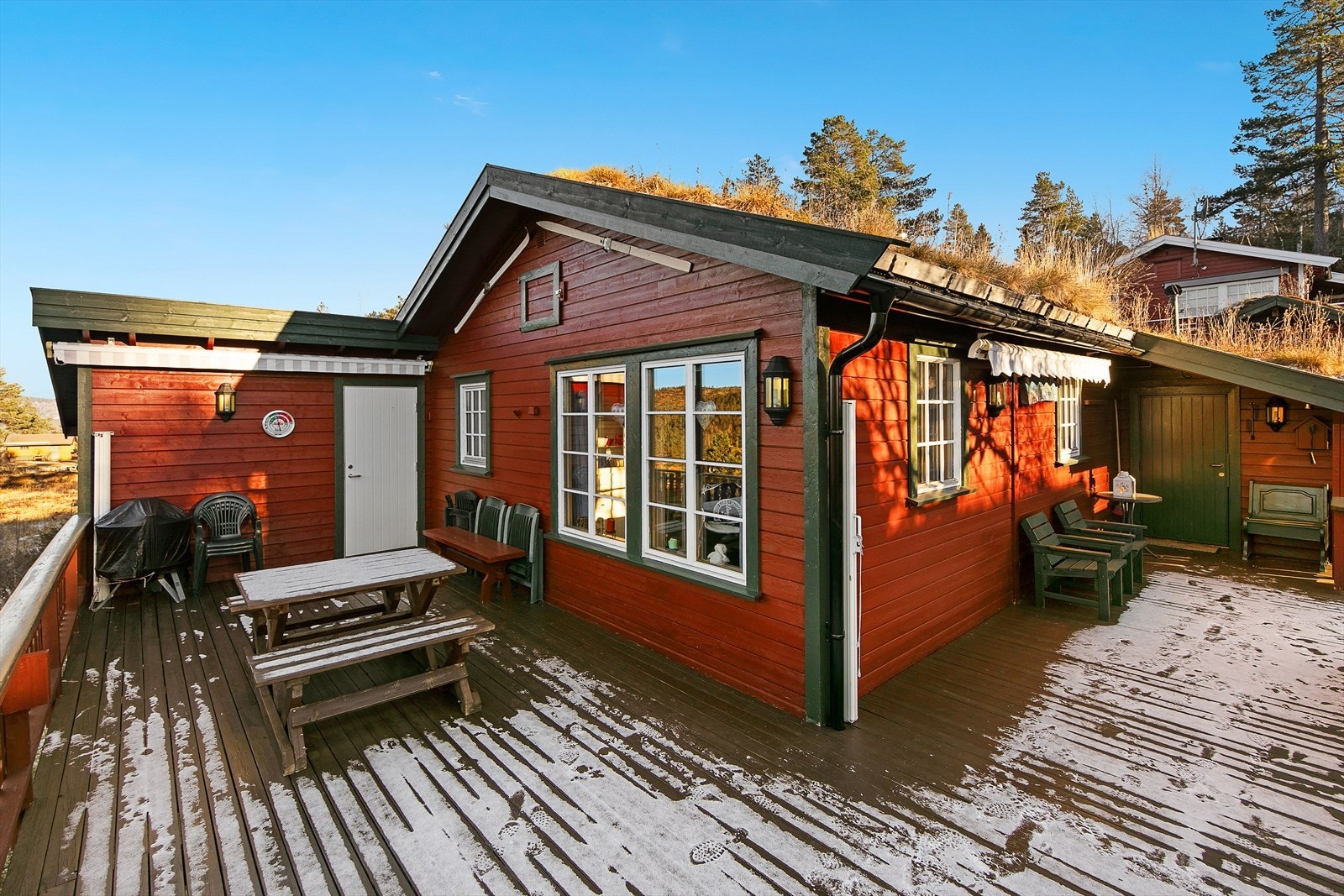 Stor sørvendt veranda med god plass til både familie og venner Galleribilde