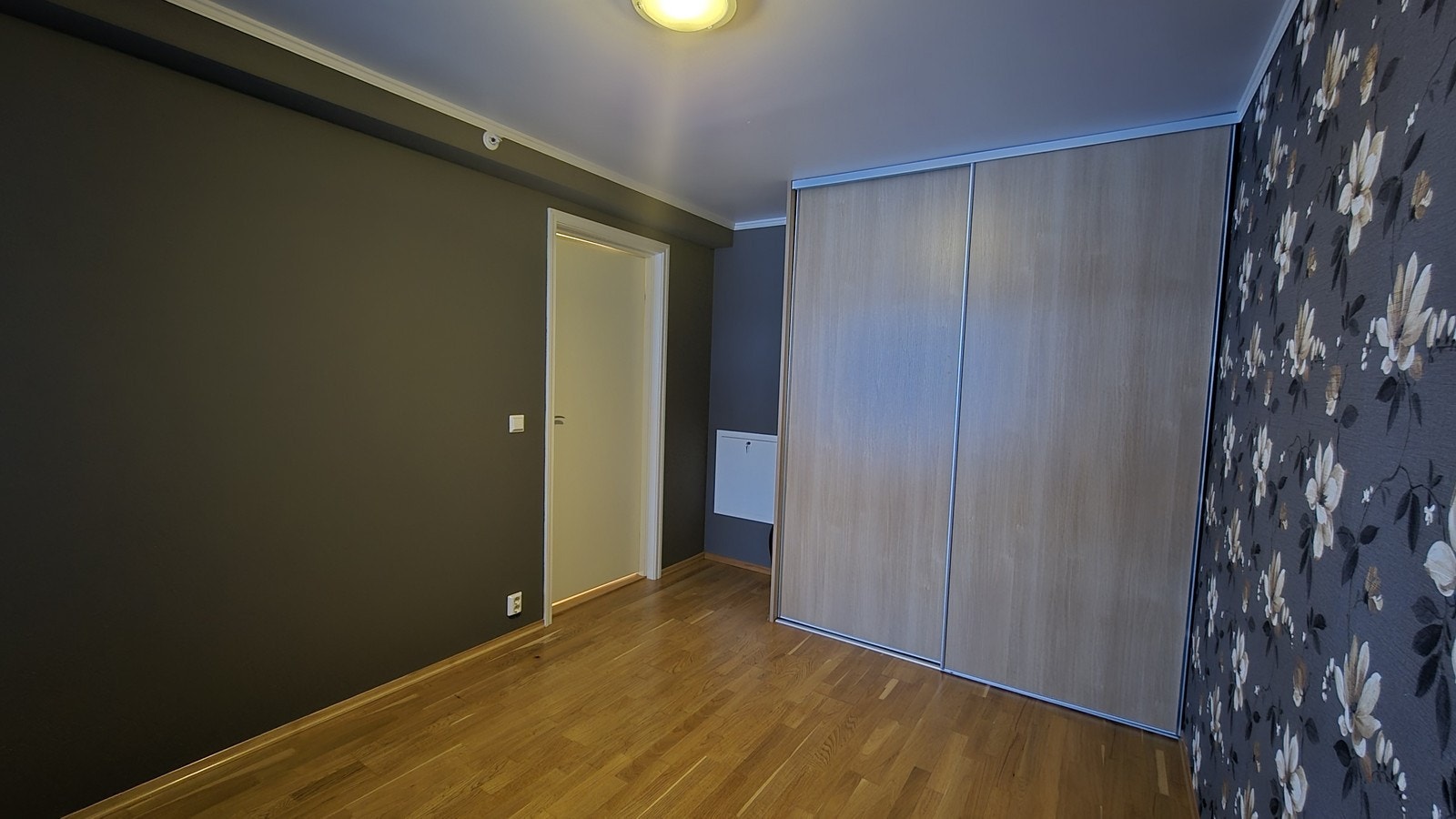 Installert en romslig skyvedørsgarderobe her. Galleribilde