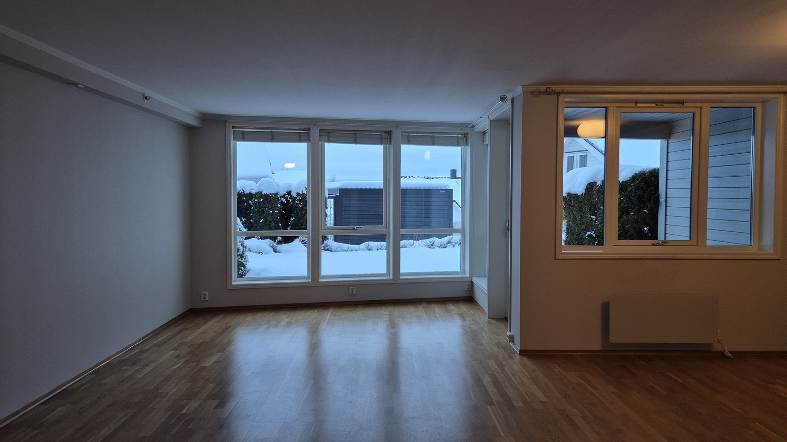 Praktisk stue som fint kan deles opp i spisestue og vanlig stue. Galleribilde