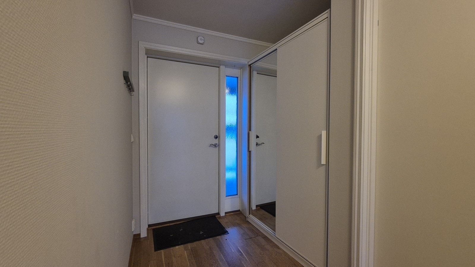 Like ved inngangsdøren er det en god garderobe. Galleribilde