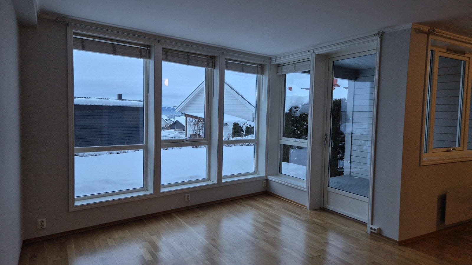 Vinduene har persienner som går helt ned. Galleribilde